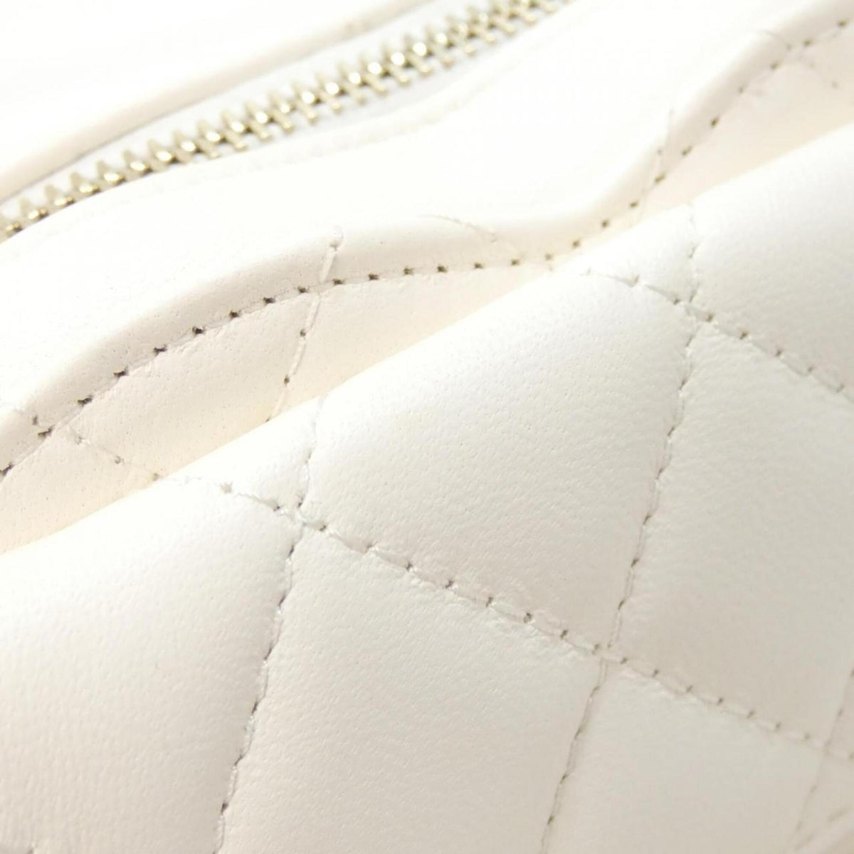 Chanel White Leather Shoulder Bag (Pre-Owned)