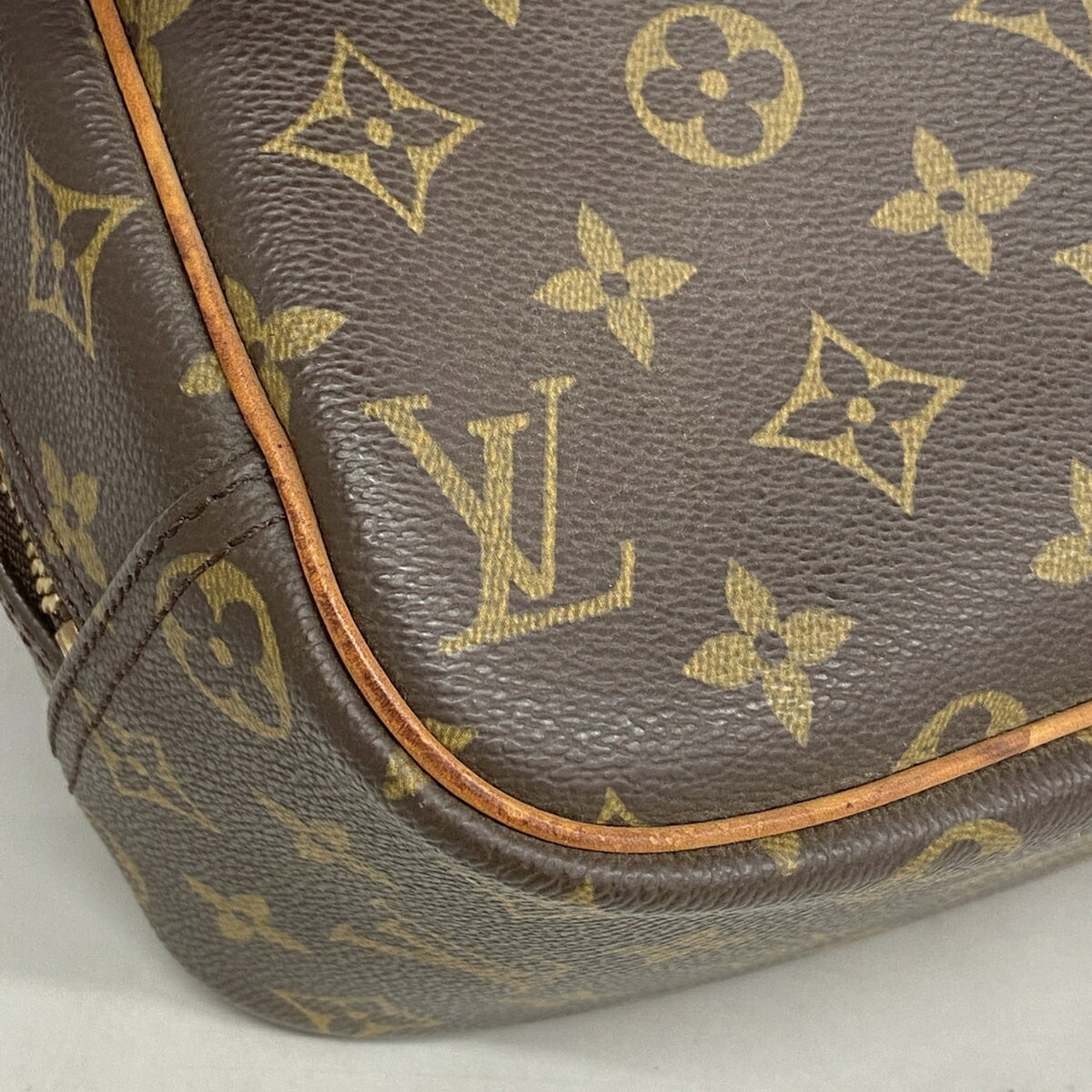 Louis Vuitton Brown Handbag (Pre-Owned)