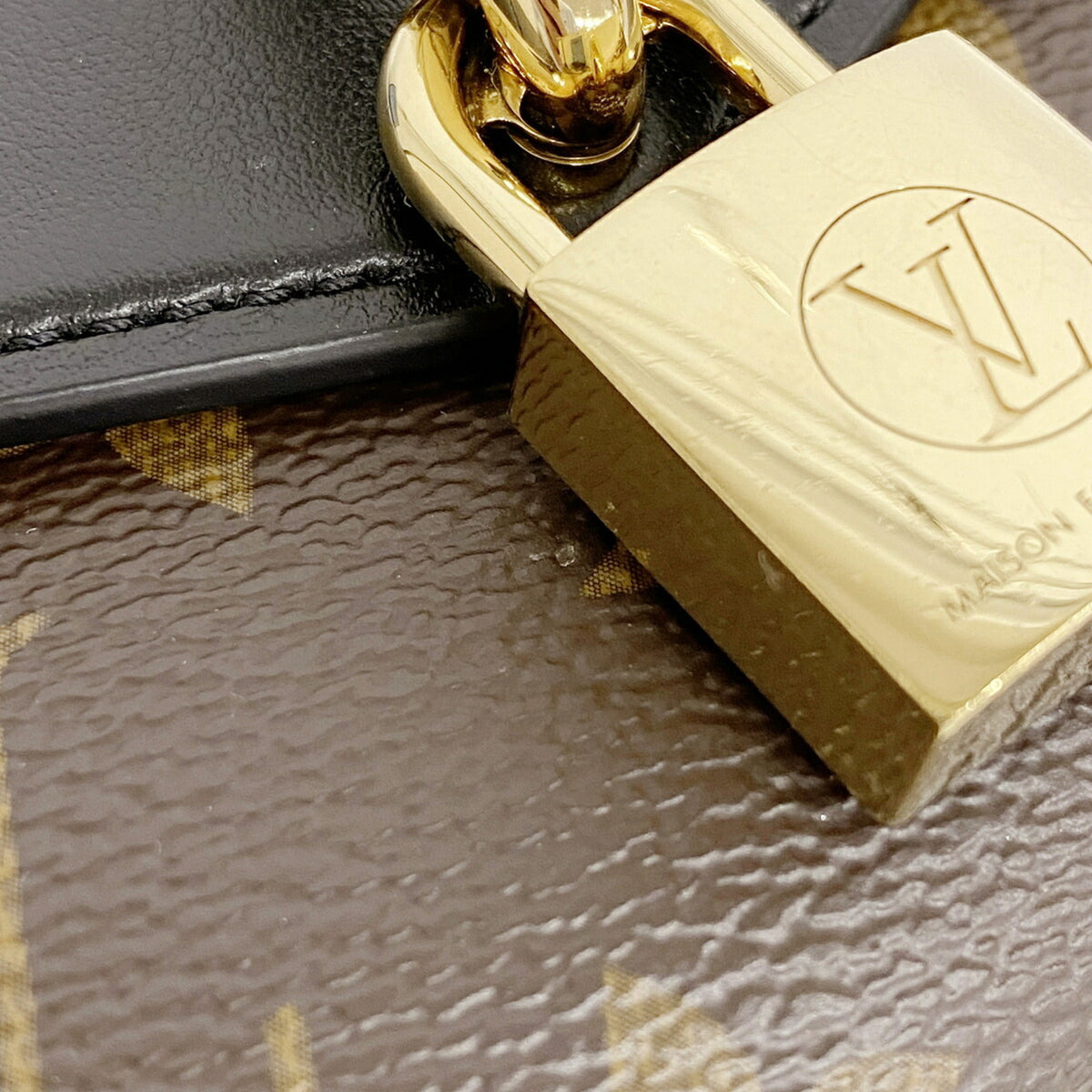 Louis Vuitton Noir Shoulder Bag (Pre-Owned)