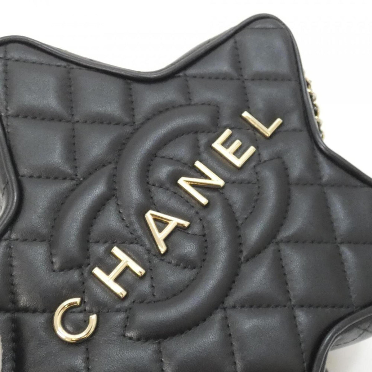 Chanel Black Leather Shoulder Bag (Pre-Owned)