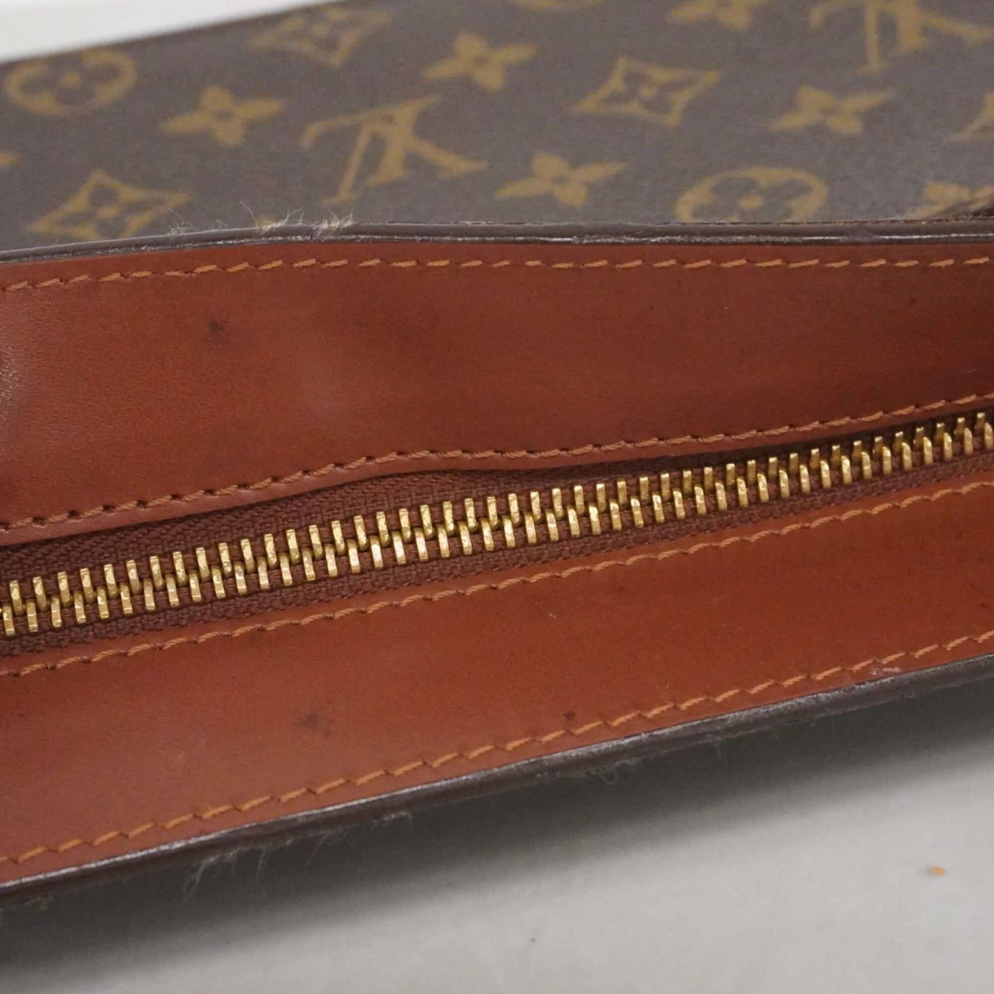 Louis Vuitton Brown Clutch Bag (Pre-Owned)