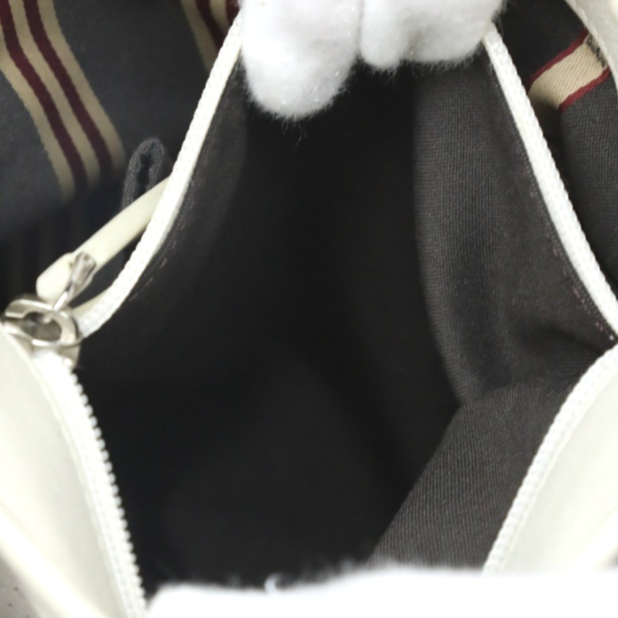 Bally White Leather Shoulder Bag (Pre-Owned)
