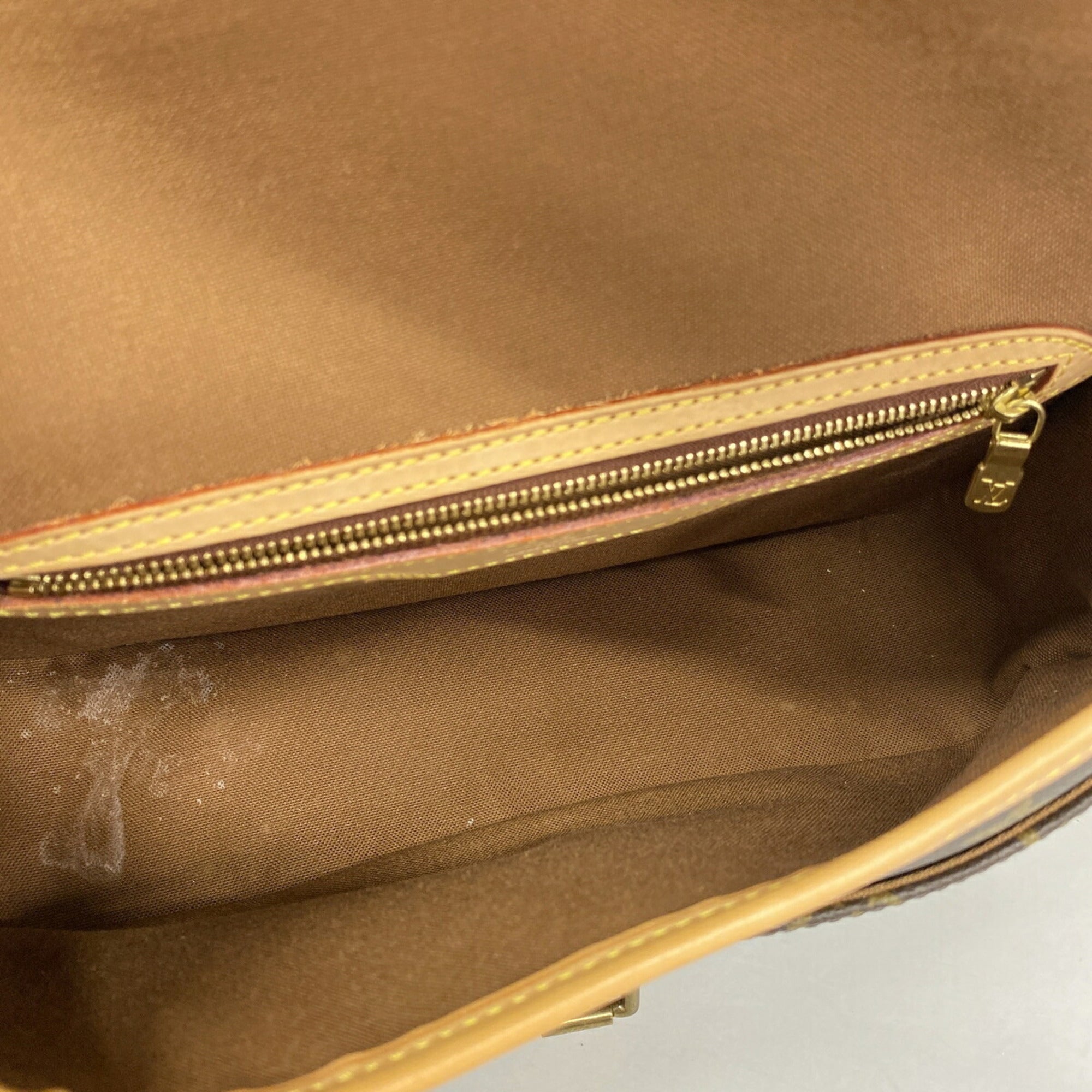 Louis Vuitton Brown Shoulder Bag (Pre-Owned)