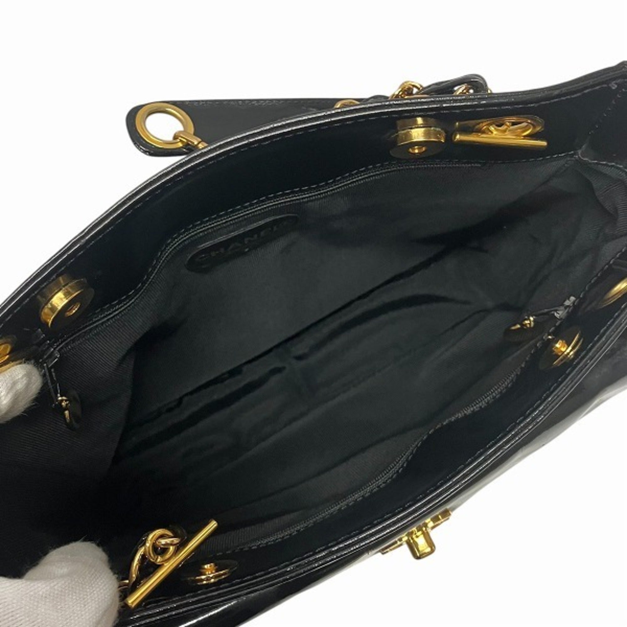 Chanel Black Patent Leather Shoulder Bag (Pre-Owned)