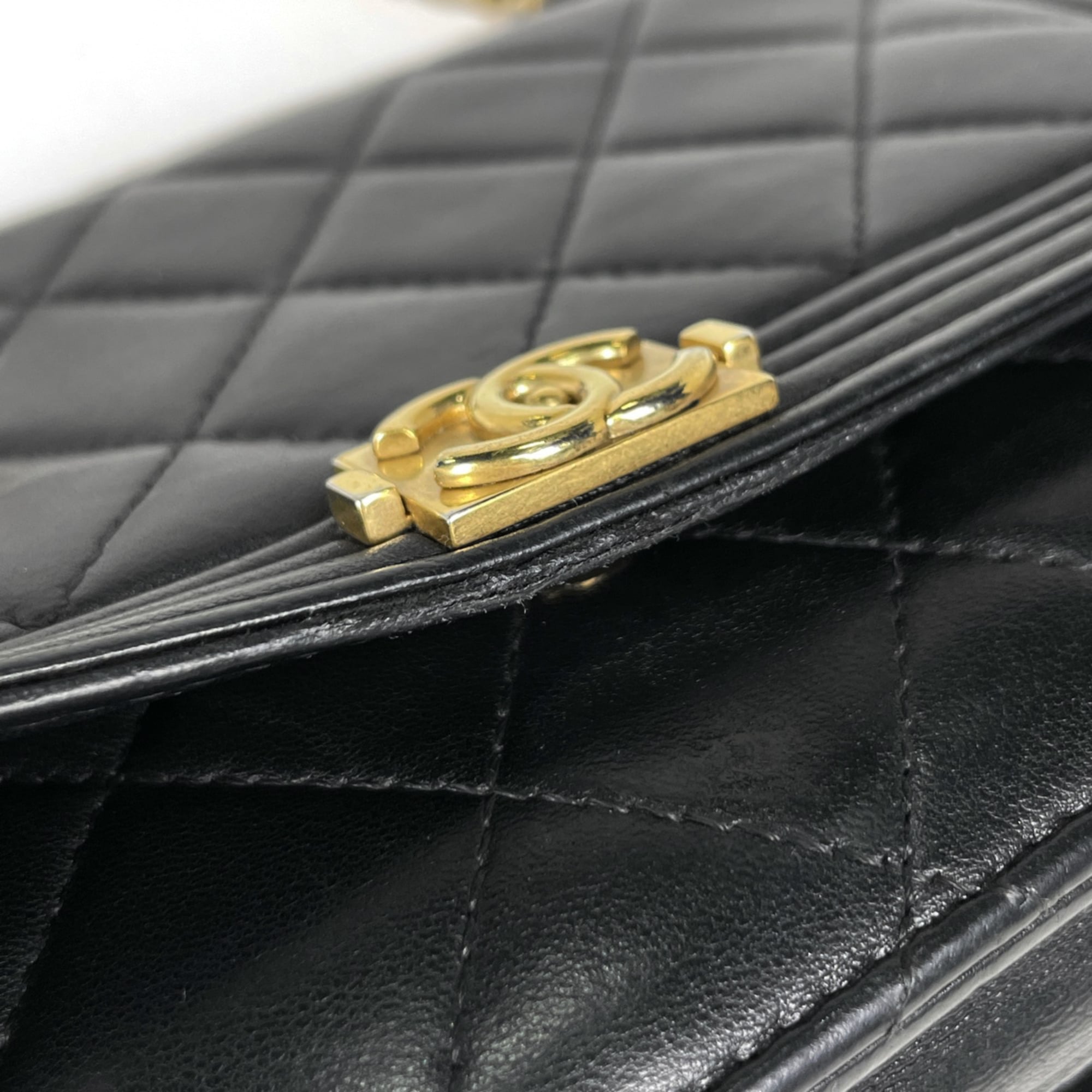Chanel Matelasse Black Leather Shoulder Bag (Pre-Owned)