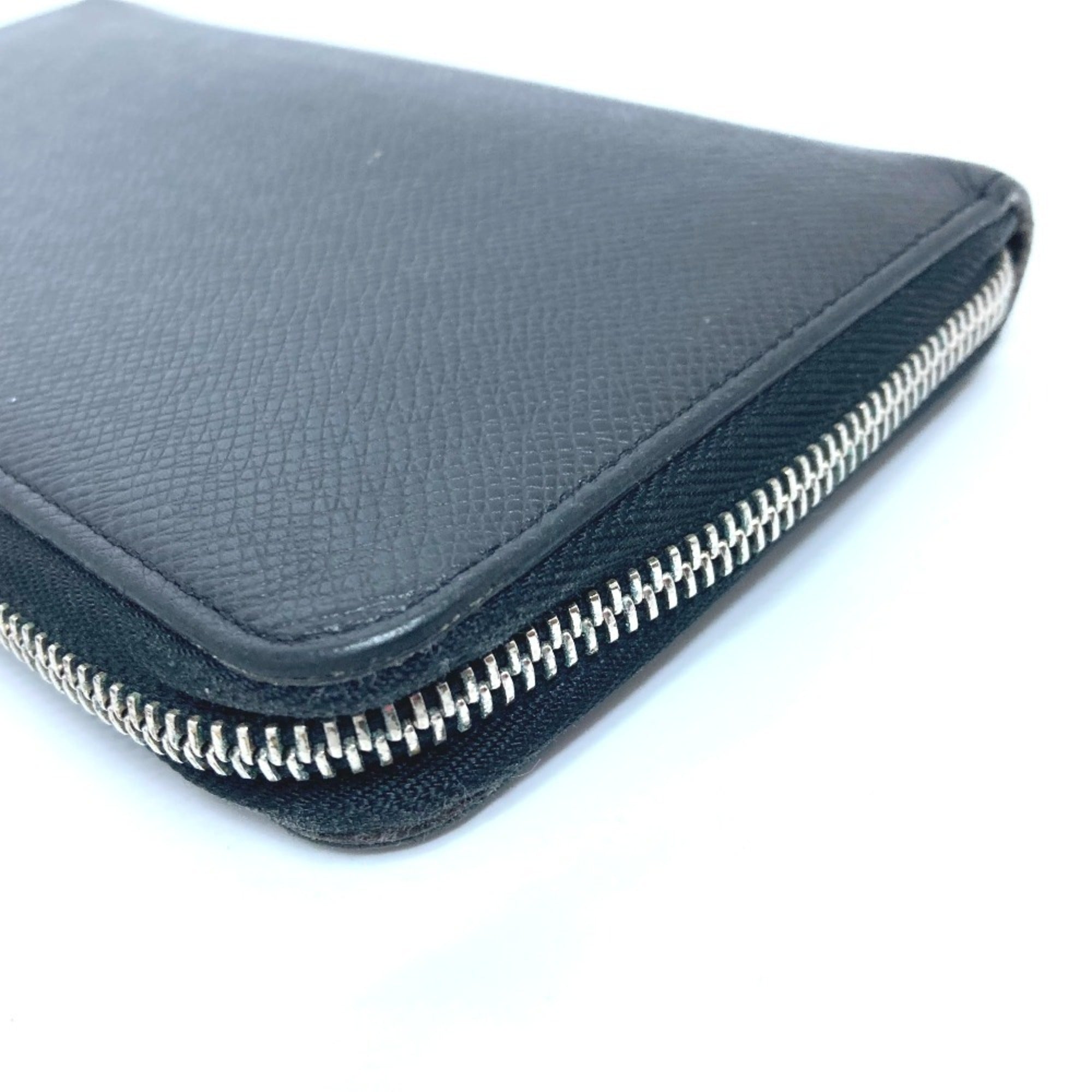 Louis Vuitton Black Noir Taiga Leather Leather Long Wallet (Bi-Fold) (Pre-Owned)