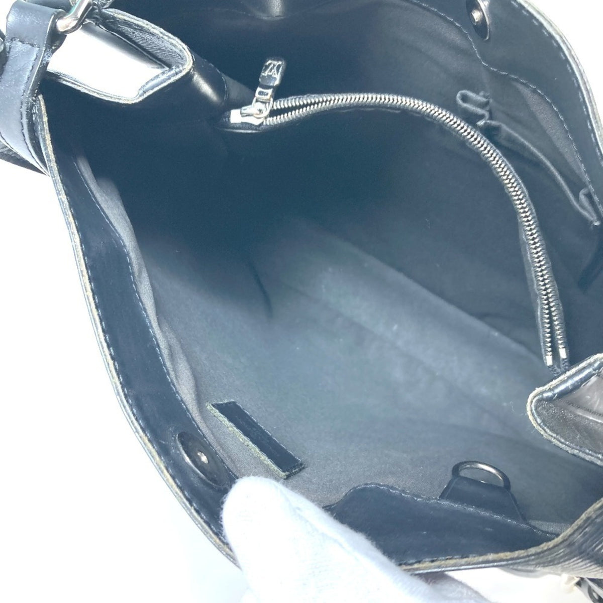 Louis Vuitton Black Noir Epi Leather Shoulder Bag (Pre-Owned)