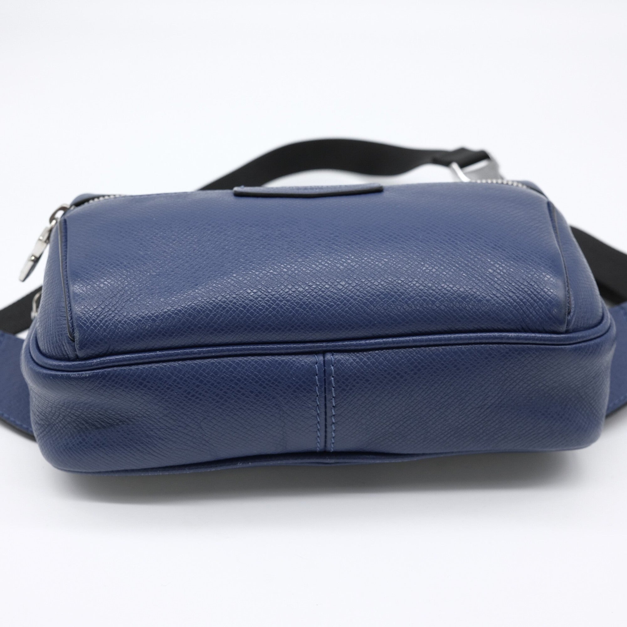 Louis Vuitton Blue Taiga Leather Sling Bag (Pre-Owned)