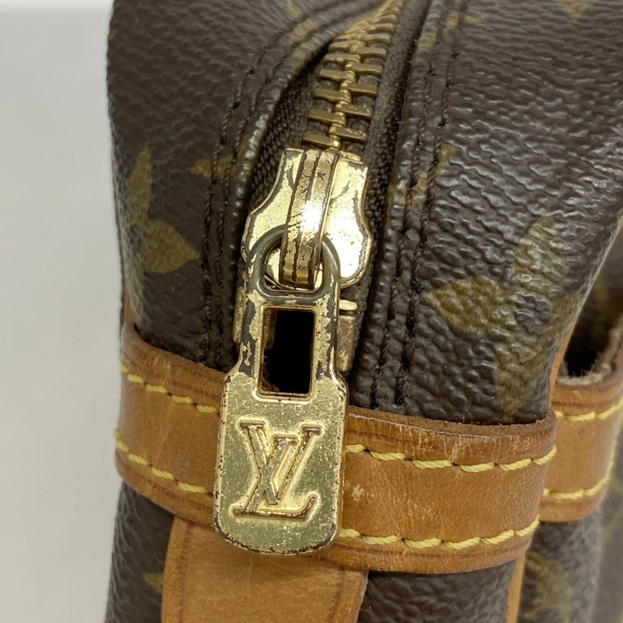 Louis Vuitton Brown Clutch Bag (Pre-Owned)