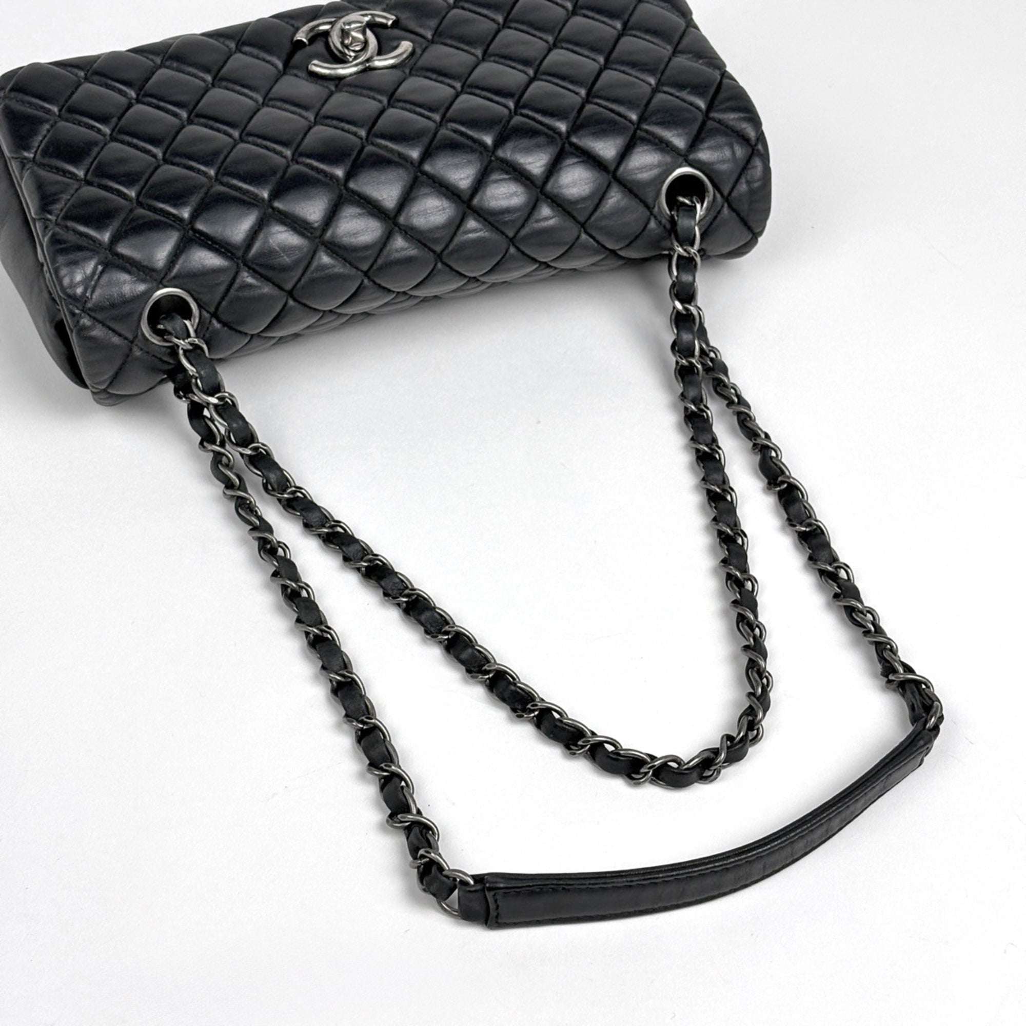 Chanel Black Leather Shoulder Bag (Pre-Owned)