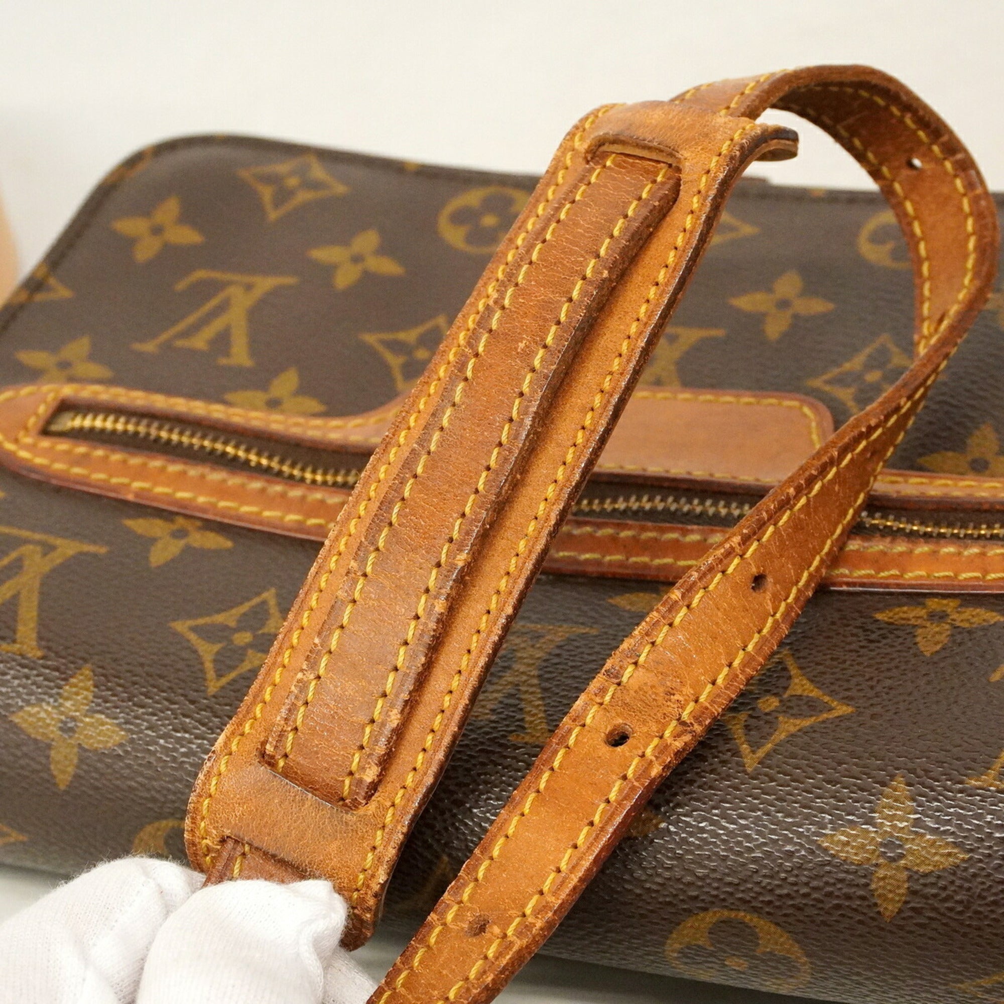 Louis Vuitton Brown Shoulder Bag (Pre-Owned)