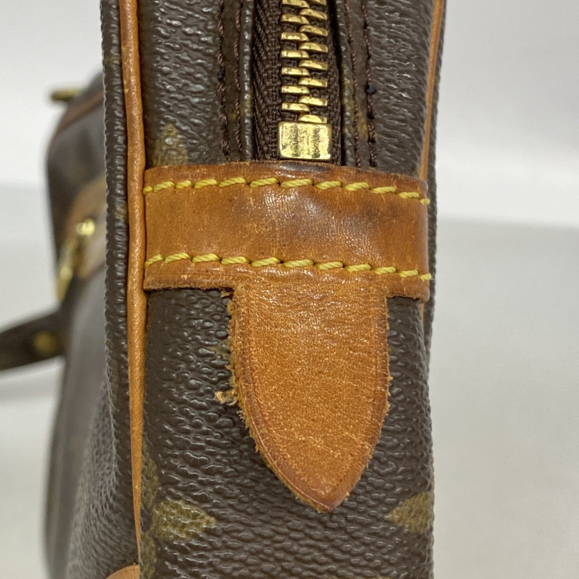 Louis Vuitton Brown Clutch Bag (Pre-Owned)