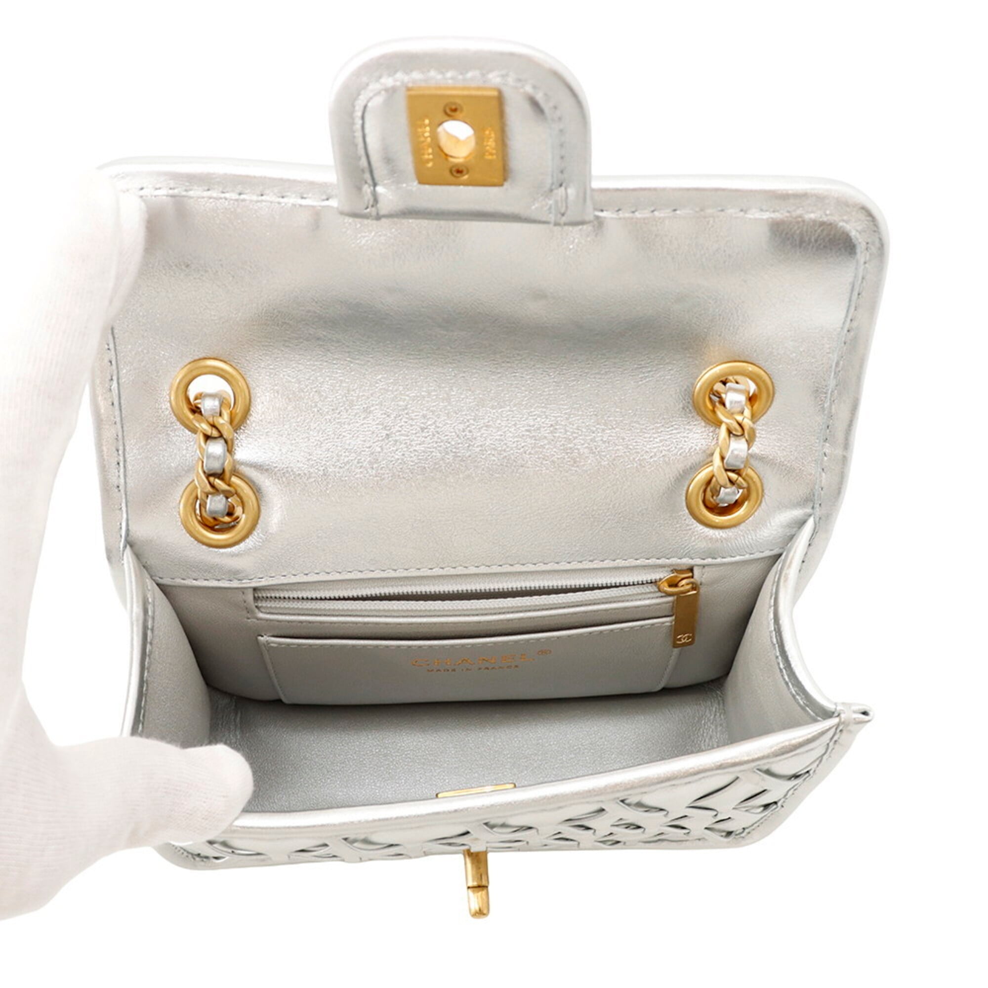 Chanel Metallic Silver Leather Handbag Shoulder Bag (Pre-Owned)