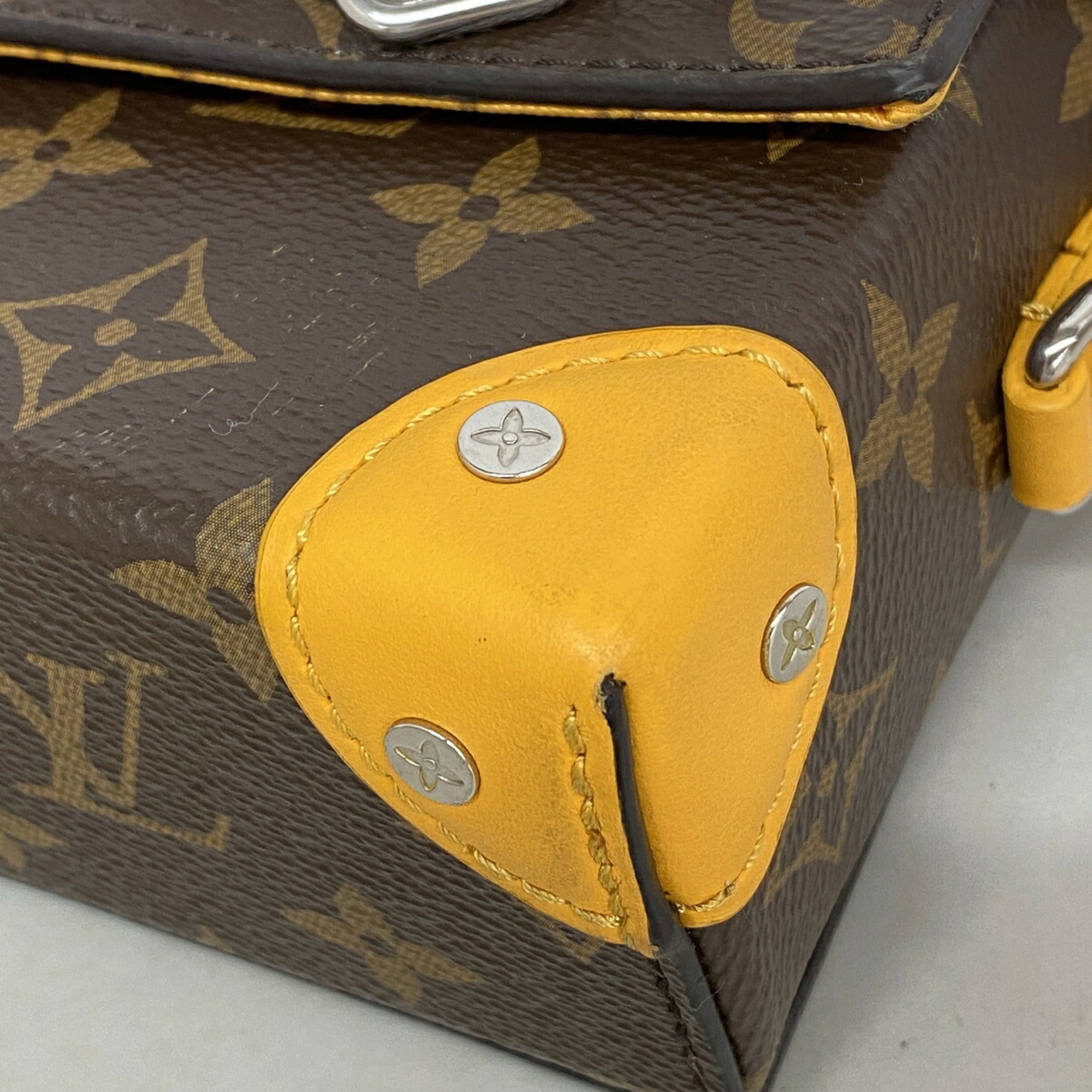 Louis Vuitton Brown Shoulder Bag (Pre-Owned)