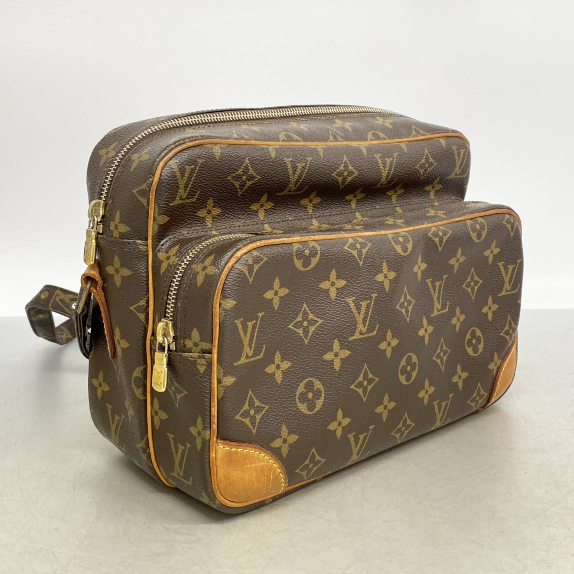 Louis Vuitton Brown Shoulder Bag (Pre-Owned)
