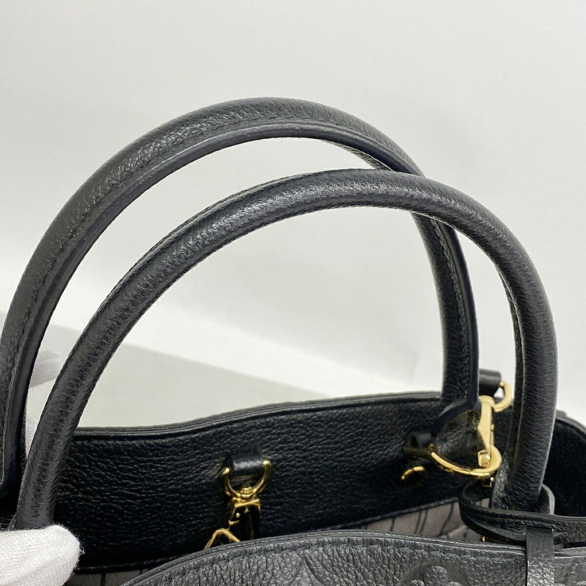 Louis Vuitton Noir Handbag (Pre-Owned)
