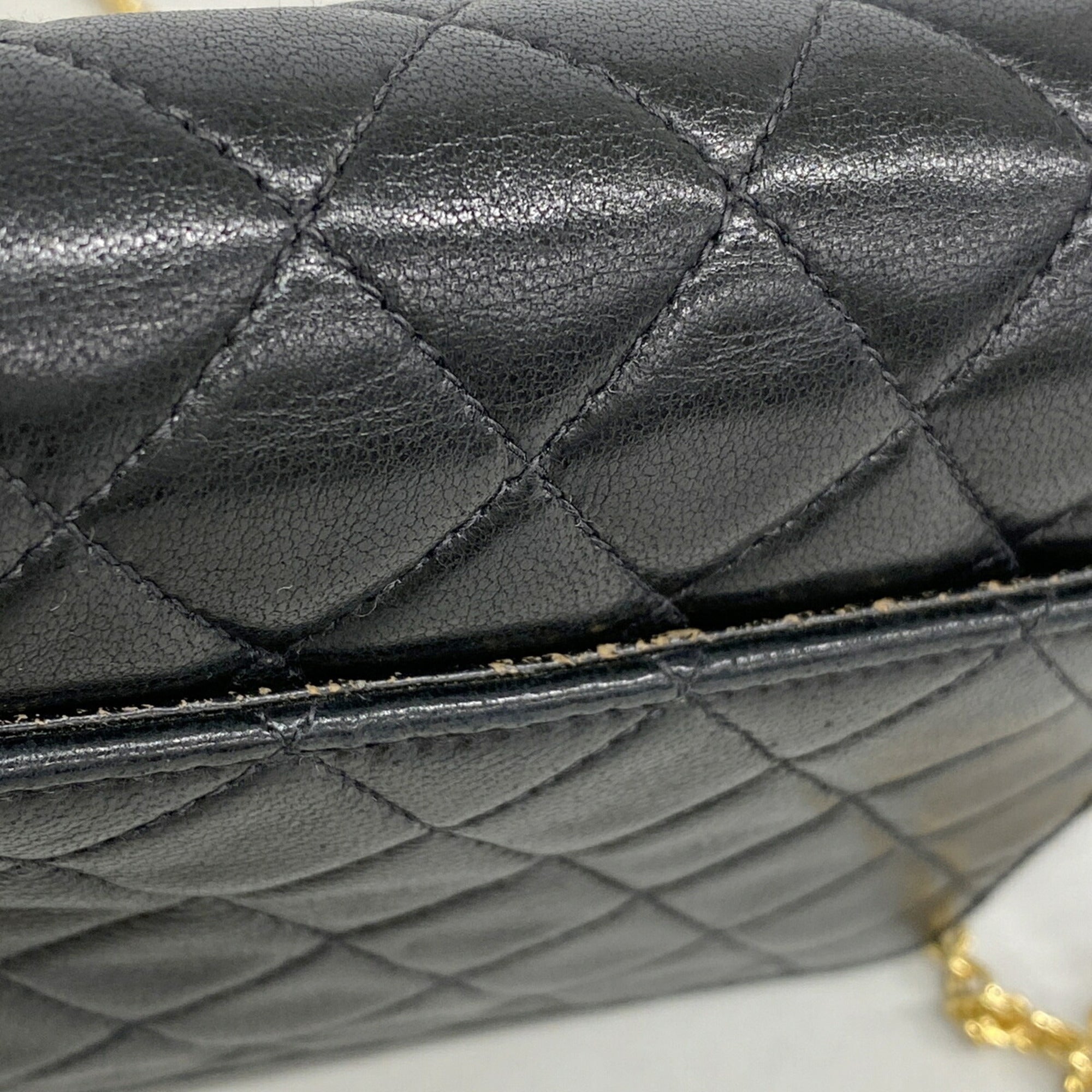 Chanel Black Leather Shoulder Bag (Pre-Owned)