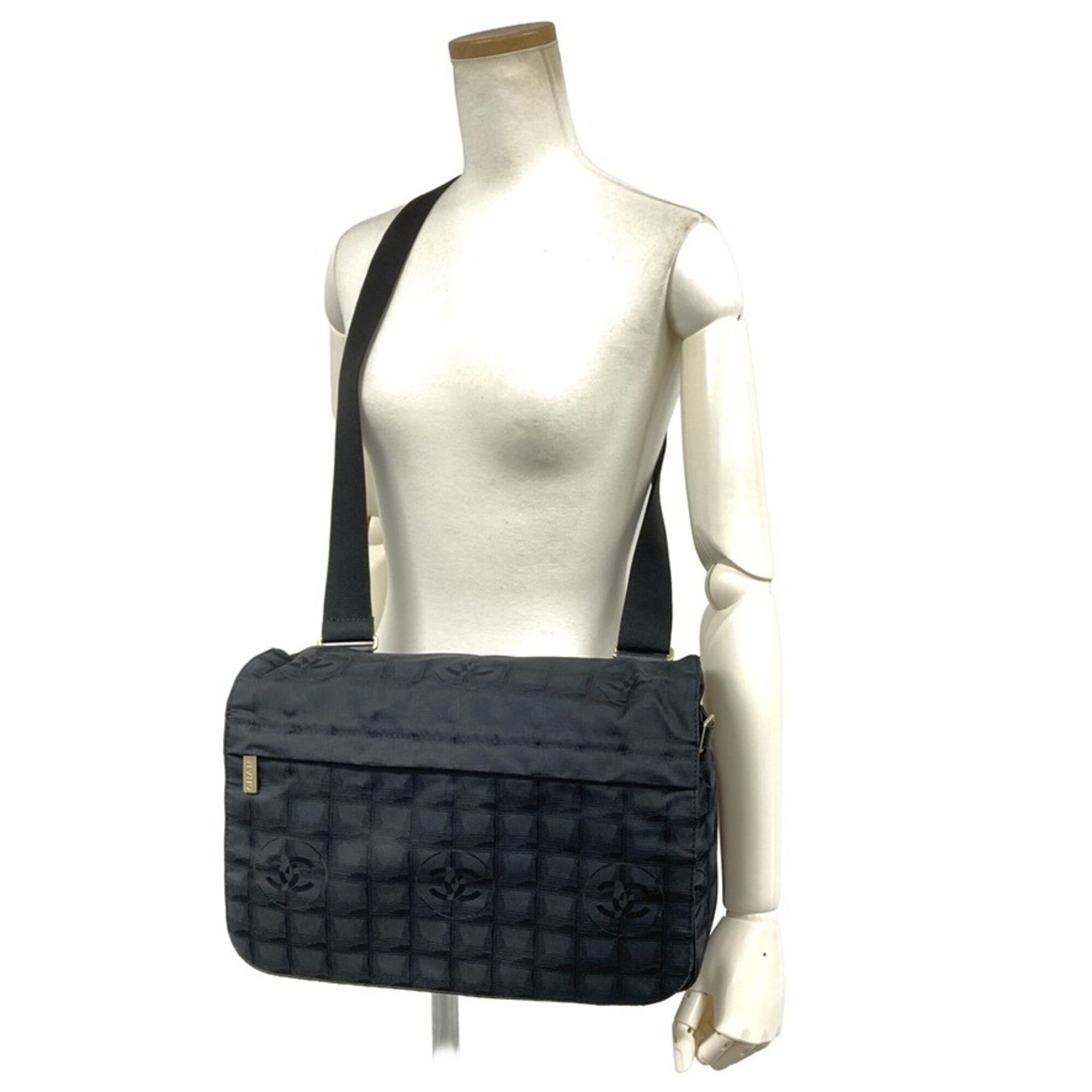 Chanel Black Nylon Shoulder Bag (Pre-Owned)