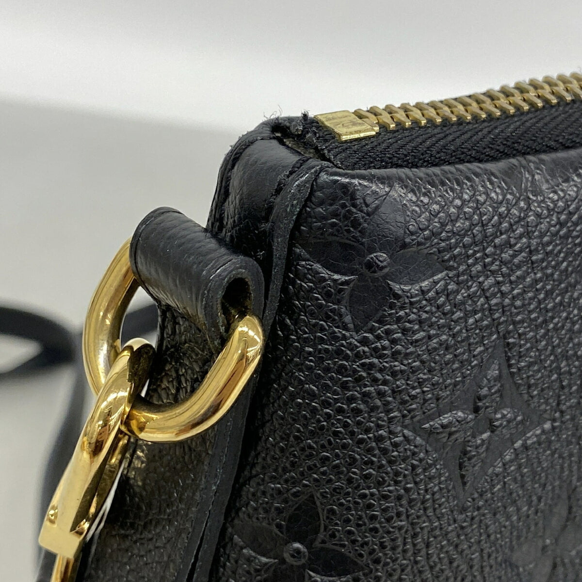 Louis Vuitton Noir Handbag (Pre-Owned)