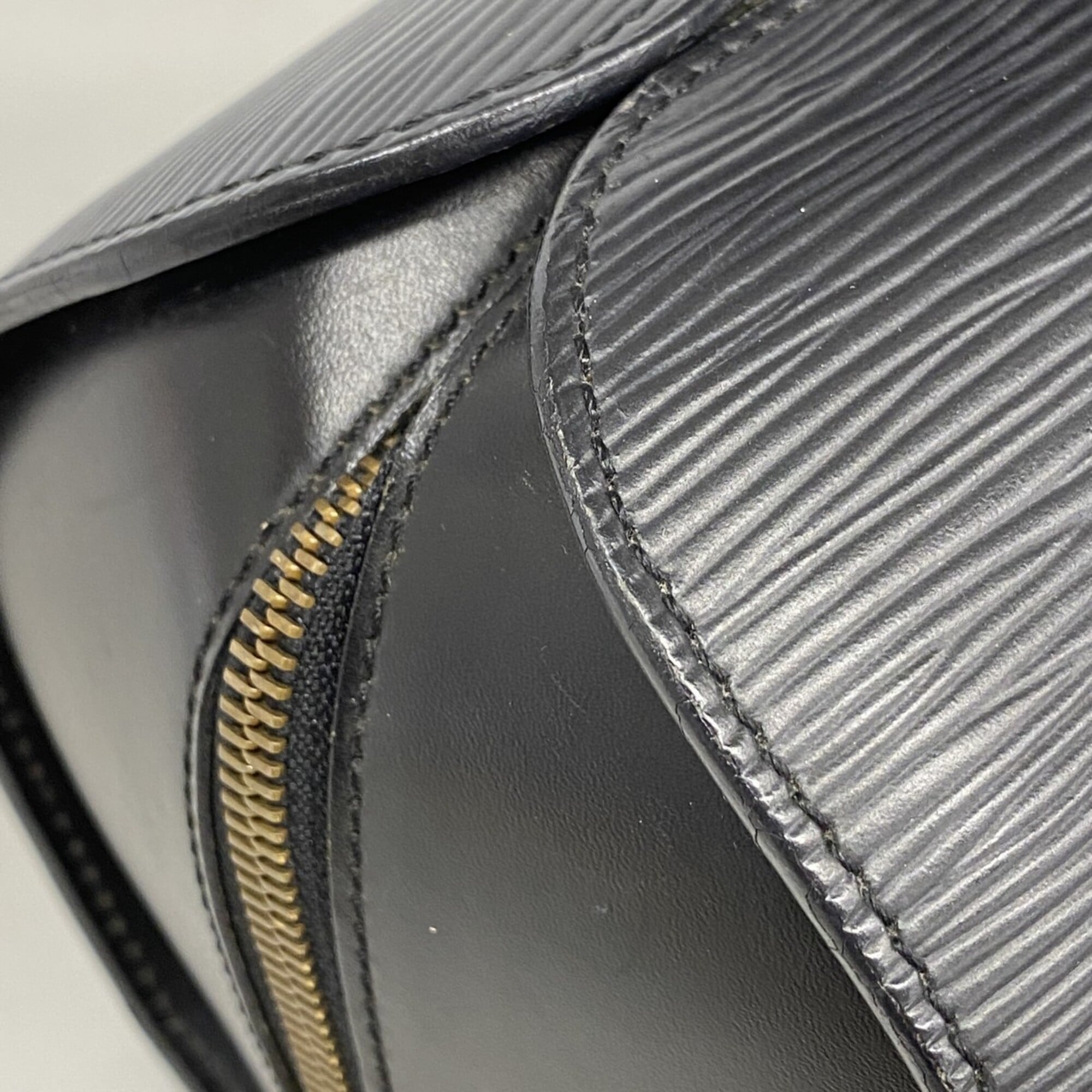 Louis Vuitton Noir Handbag (Pre-Owned)