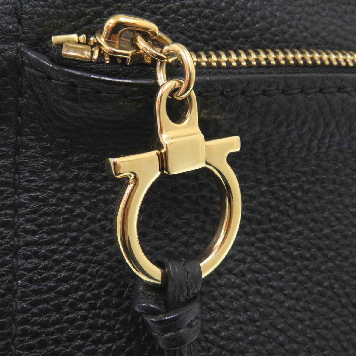 Salvatore Ferragamo Black Leather Shoulder Bag (Pre-Owned)