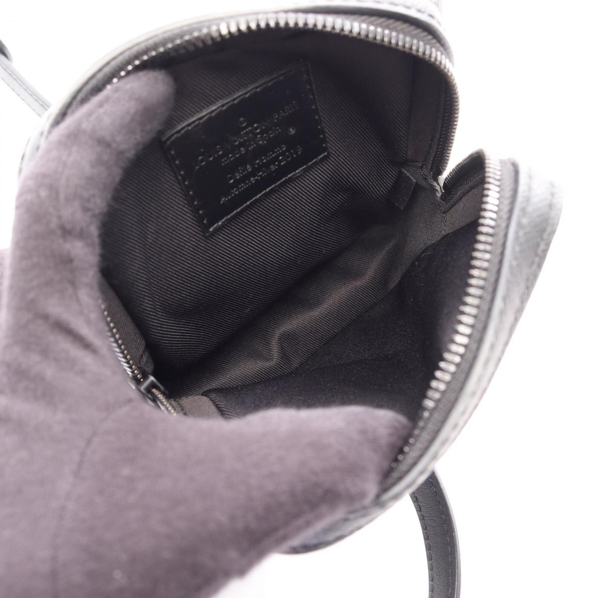 Louis Vuitton Black Noir Taiga Leather Leather Handbag Shoulder Bag (Pre-Owned)