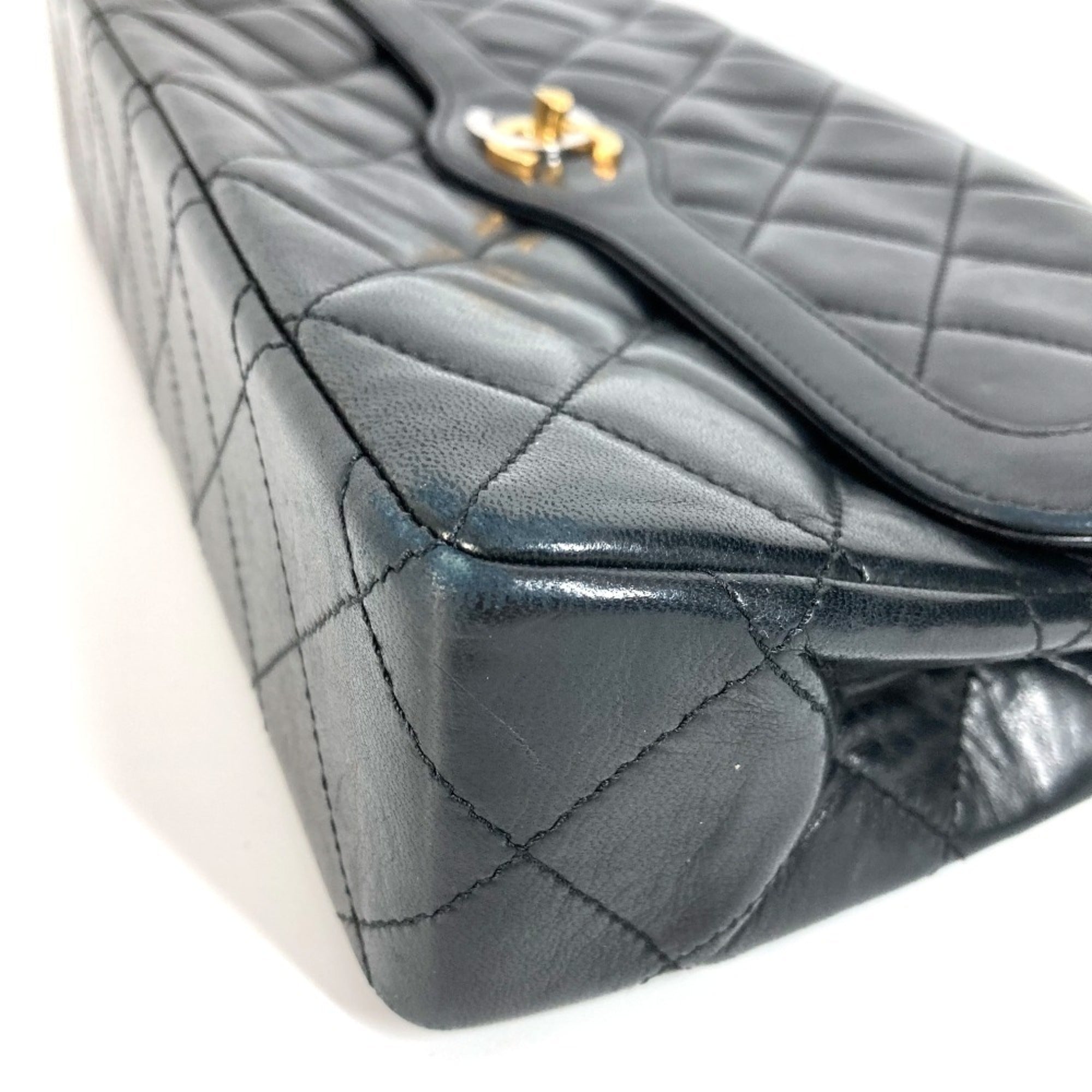 Chanel Black Leather Shoulder Bag (Pre-Owned)