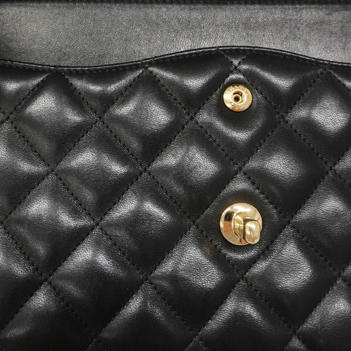 Chanel Black Leather Shoulder Bag (Pre-Owned)
