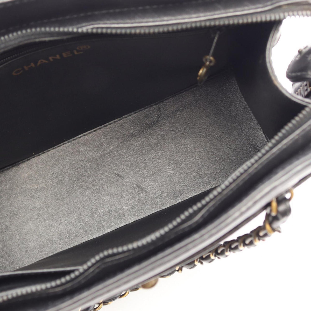 Chanel Black Leather Handbag (Pre-Owned)