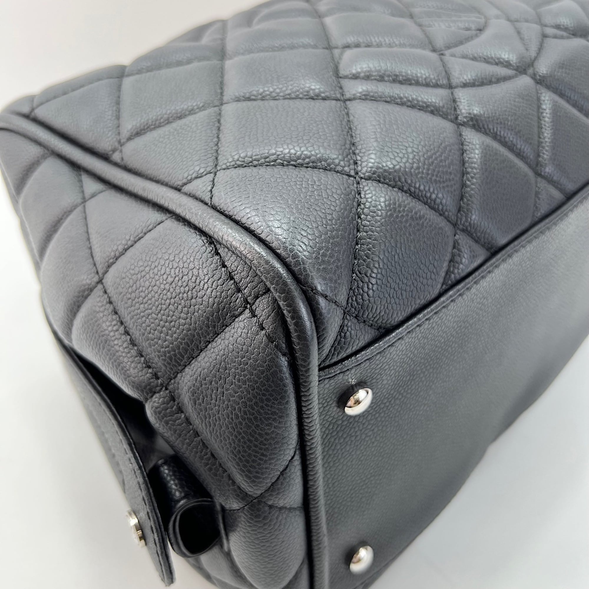 Chanel Matelasse Black Handbag (Pre-Owned)