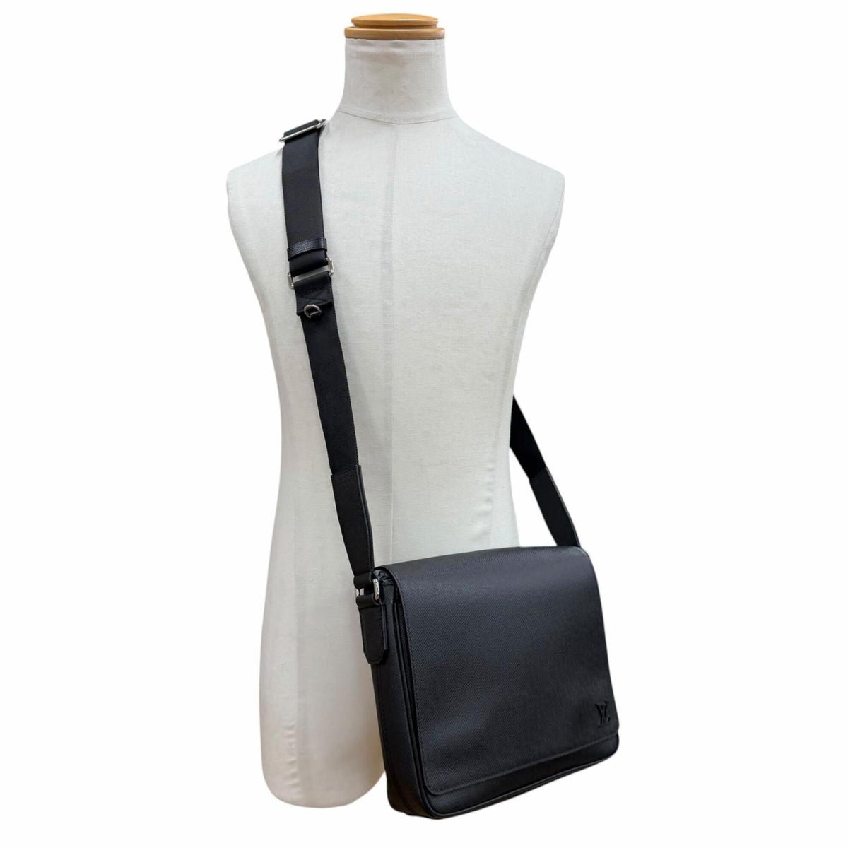 Louis Vuitton Black Taiga Leather Shoulder Bag (Pre-Owned)