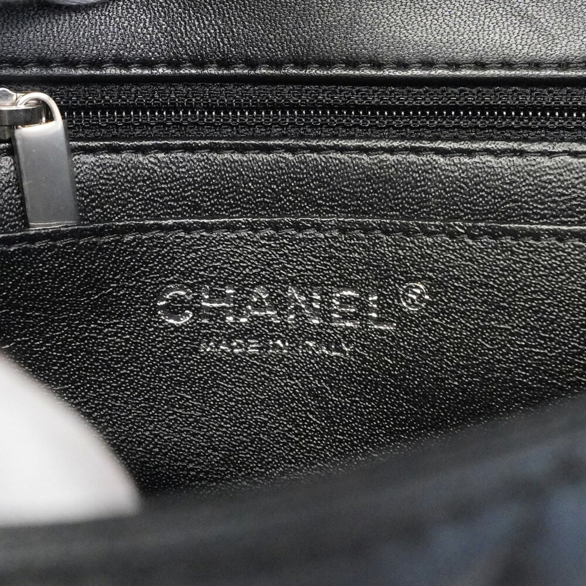 Chanel Black Leather Shoulder Bag (Pre-Owned)
