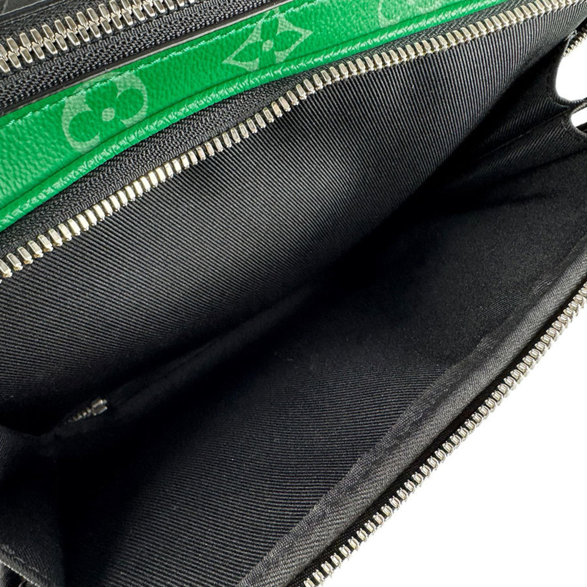 Louis Vuitton Vert Taigarama Shoulder Bag (Pre-Owned)