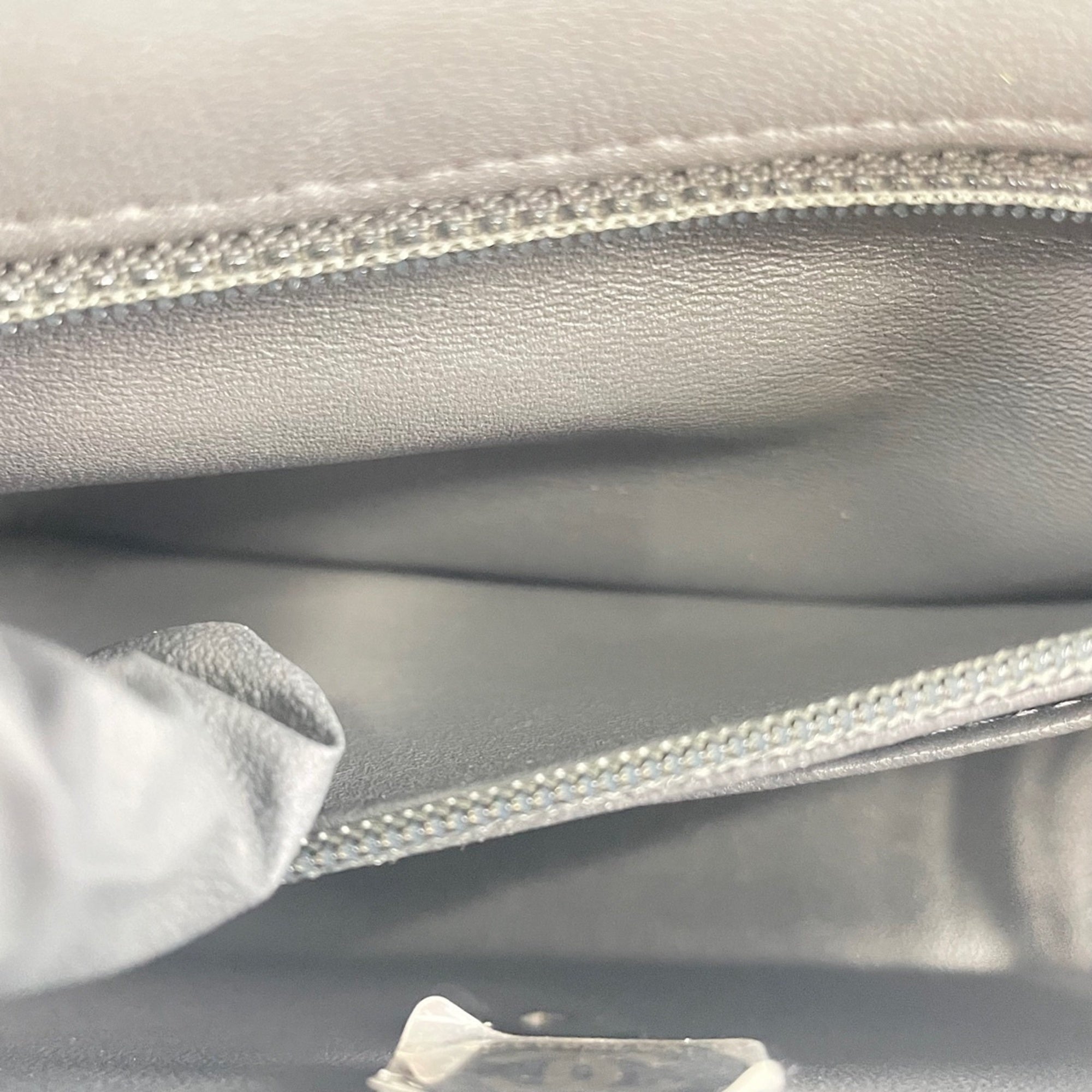 Chanel Gray Leather Shoulder Bag (Pre-Owned)