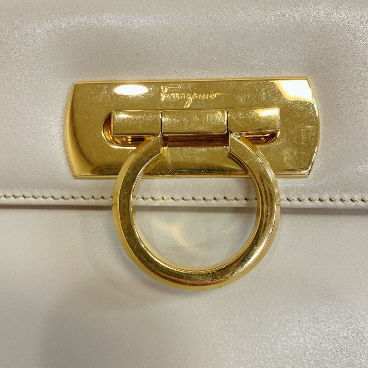 Salvatore Ferragamo Ivory White Leather Shoulder Bag (Pre-Owned)