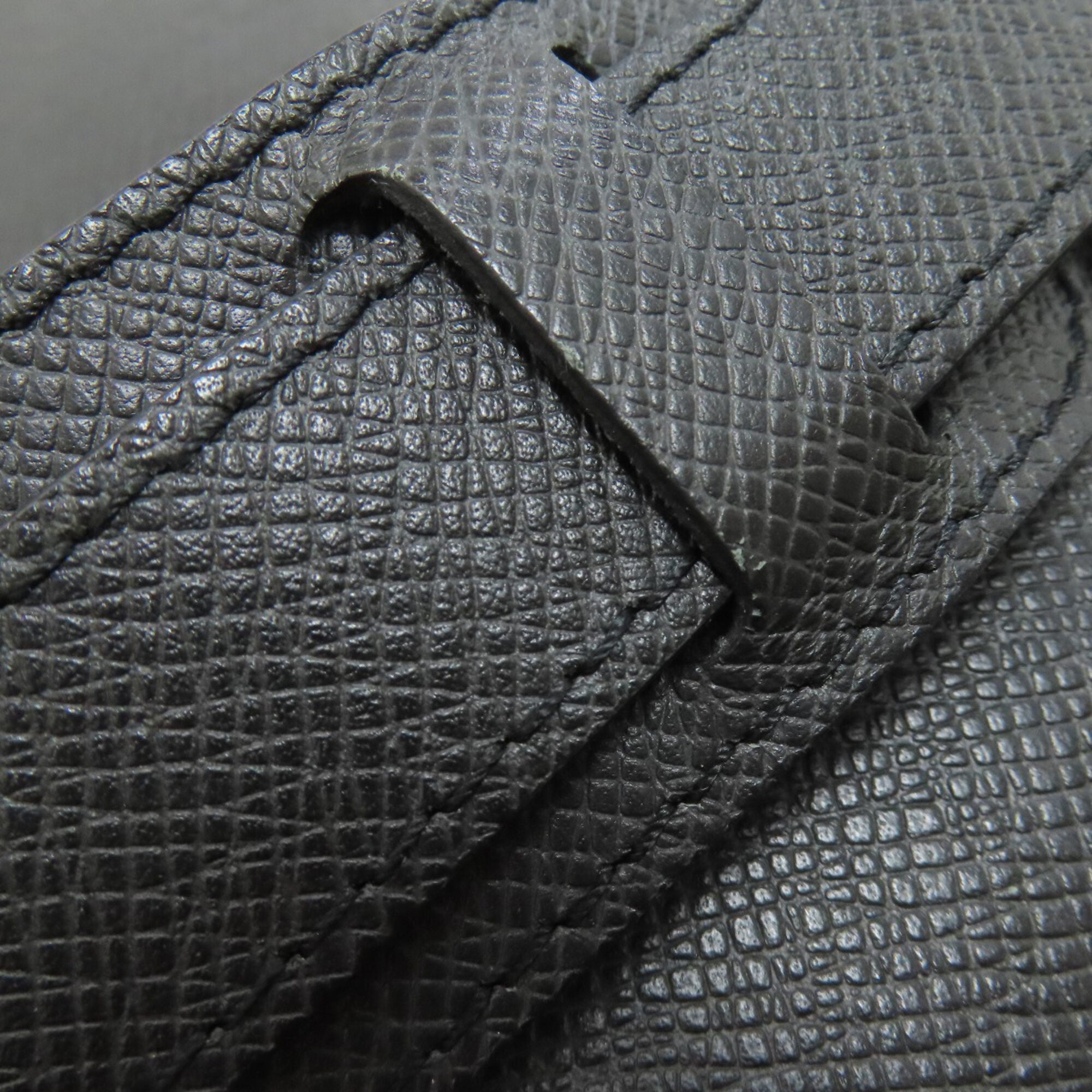 Louis Vuitton Gray Taiga Leather Shoulder Bag (Pre-Owned)