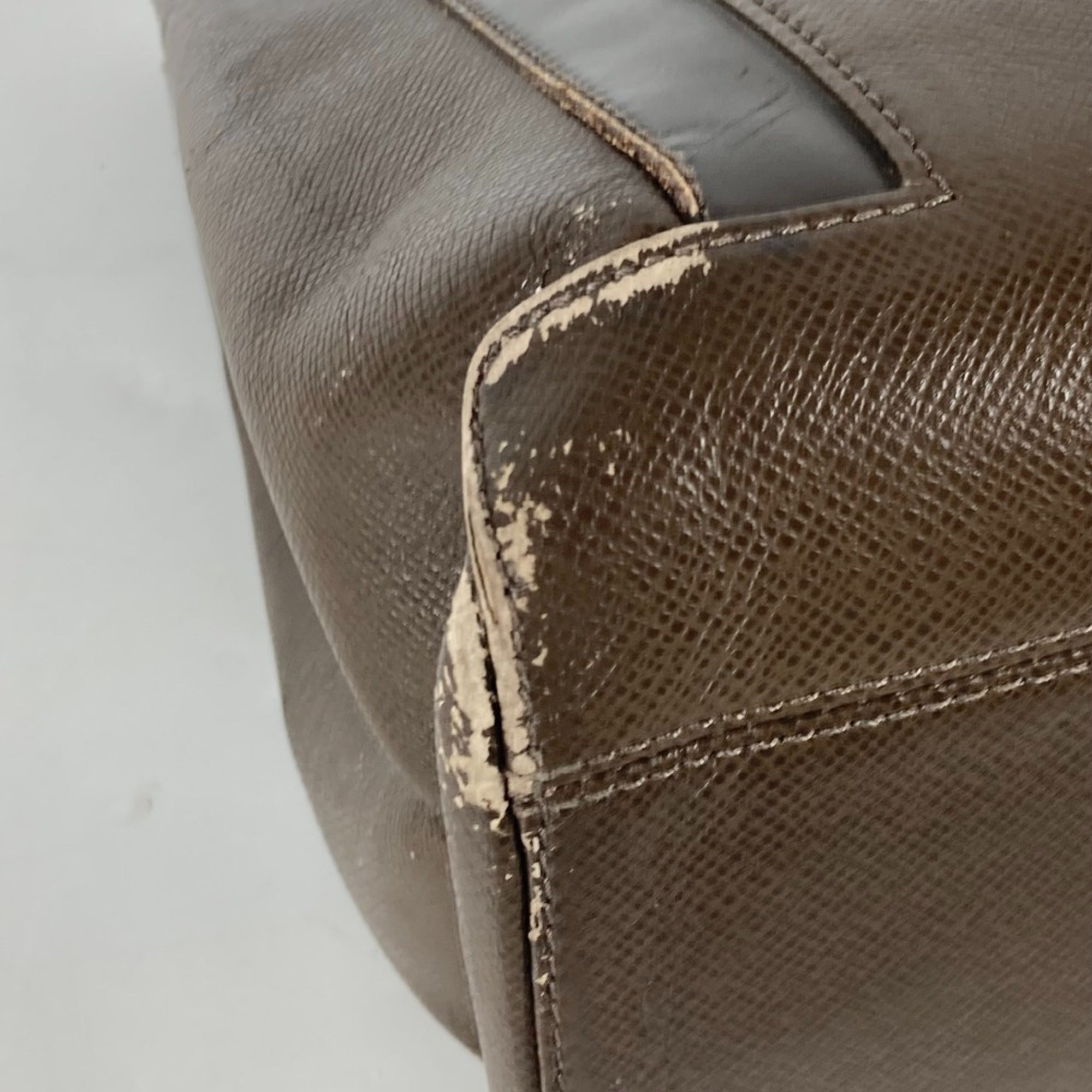 Louis Vuitton Brown Taiga Leather Handbag Tote Bag (Pre-Owned)