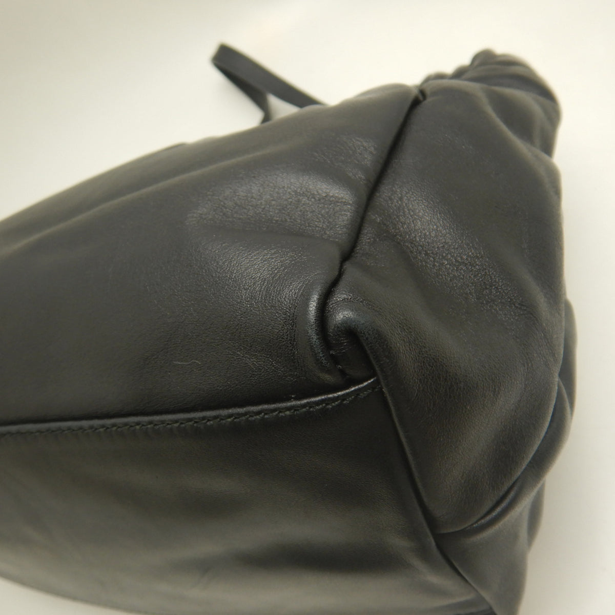 Salvatore Ferragamo Vara Black Leather Handbag (Pre-Owned)
