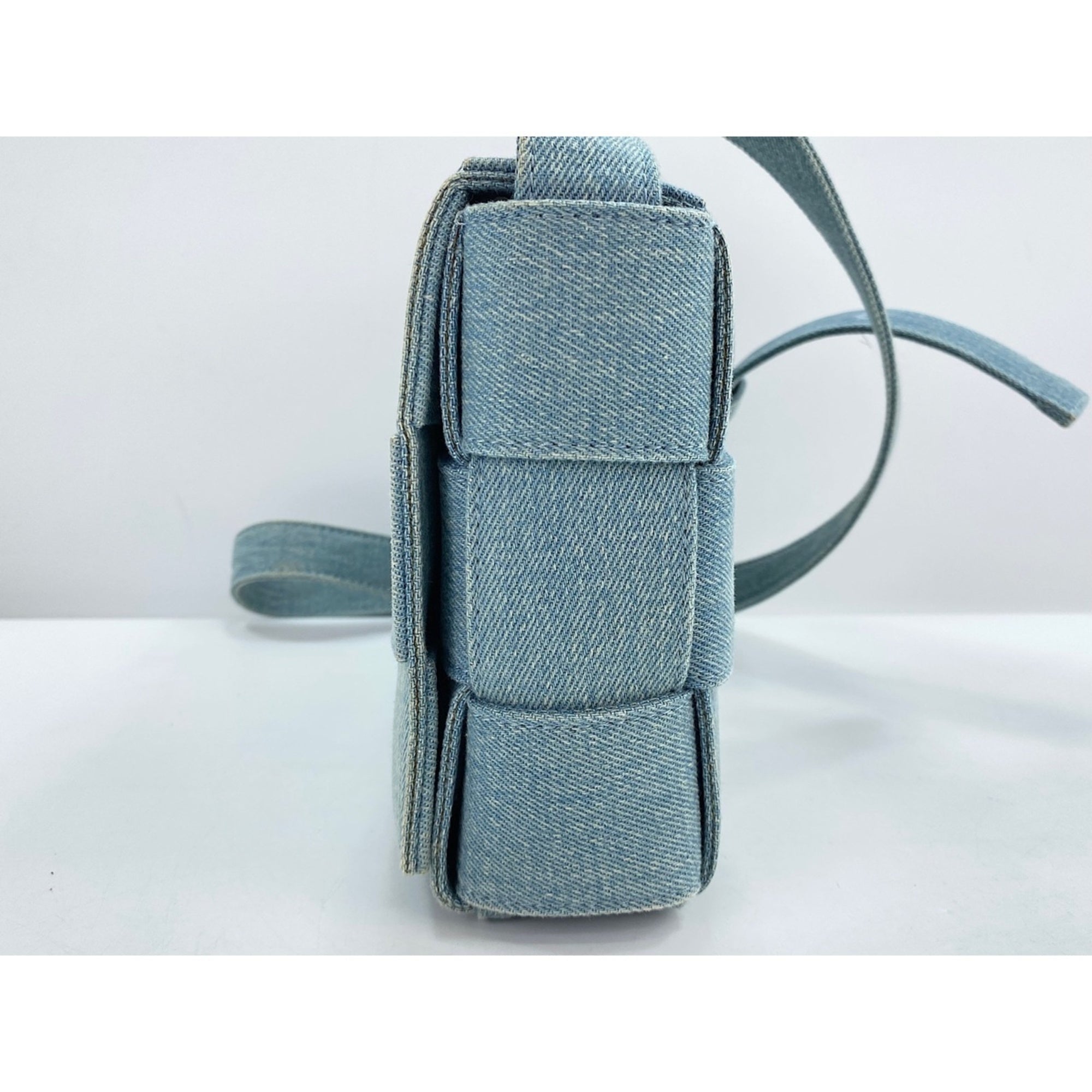 Bottega Veneta Blue Shoulder Bag (Pre-Owned)