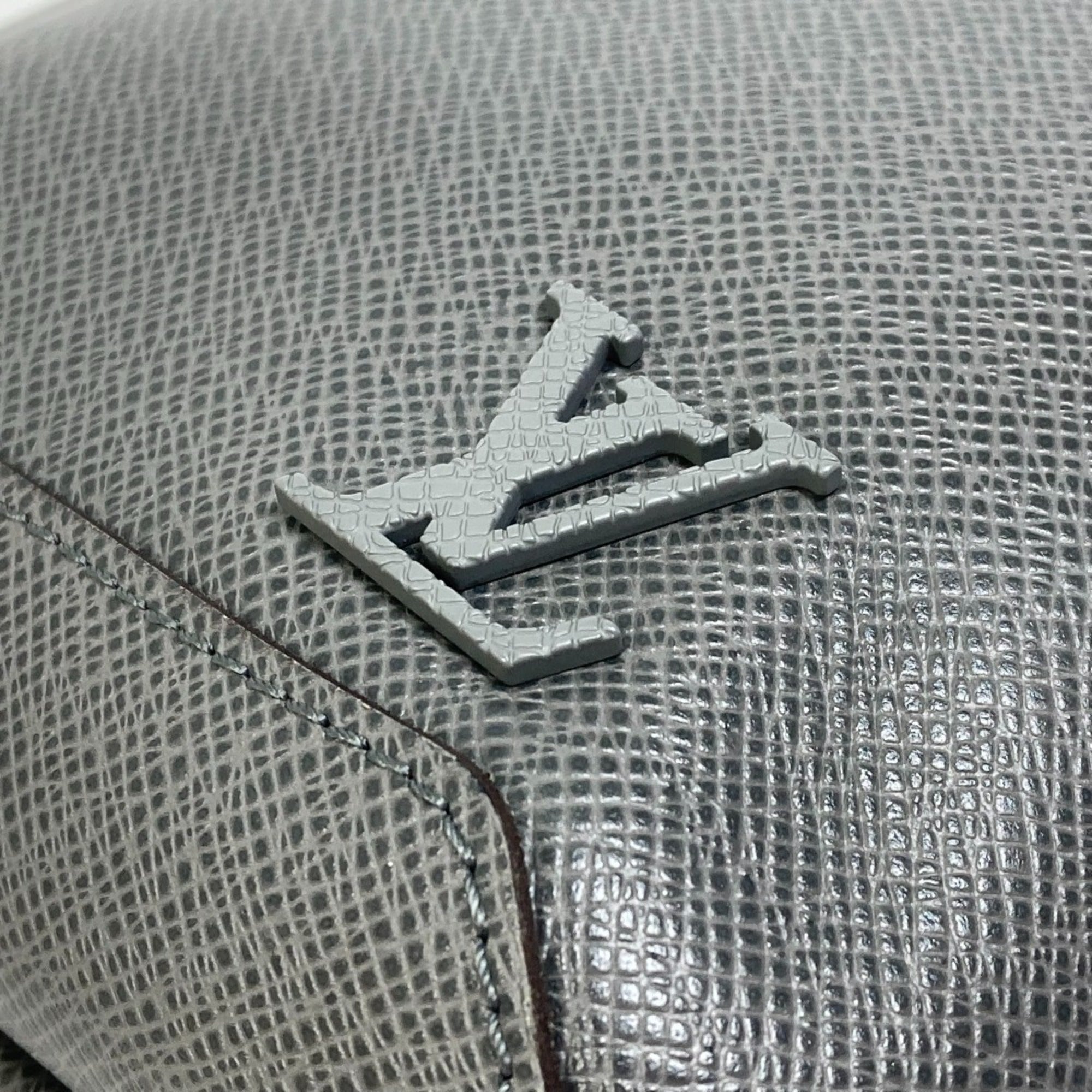 Louis Vuitton Taiga Gray Gris Taiga Leather Shoulder Bag (Pre-Owned)