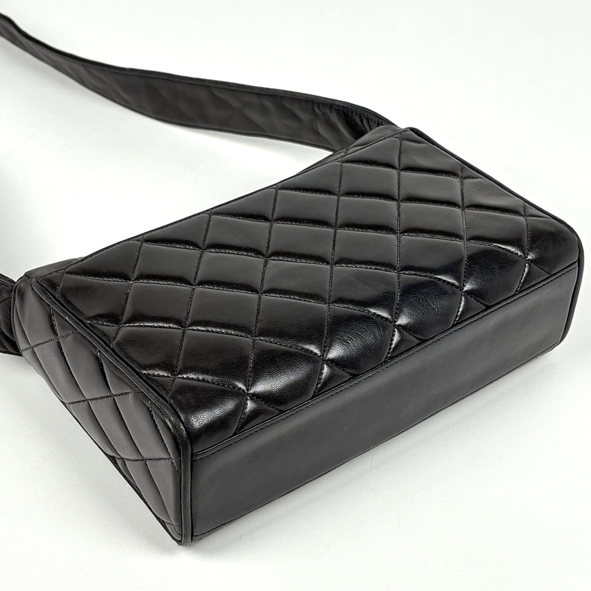 Chanel Matelasse Black Leather Shoulder Bag (Pre-Owned)