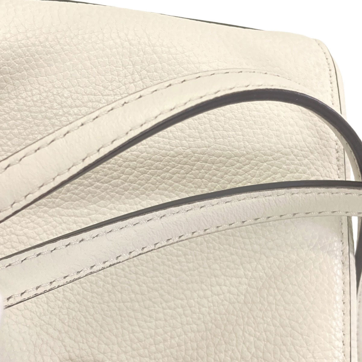 Fendi White Leather Shoulder Bag (Pre-Owned)