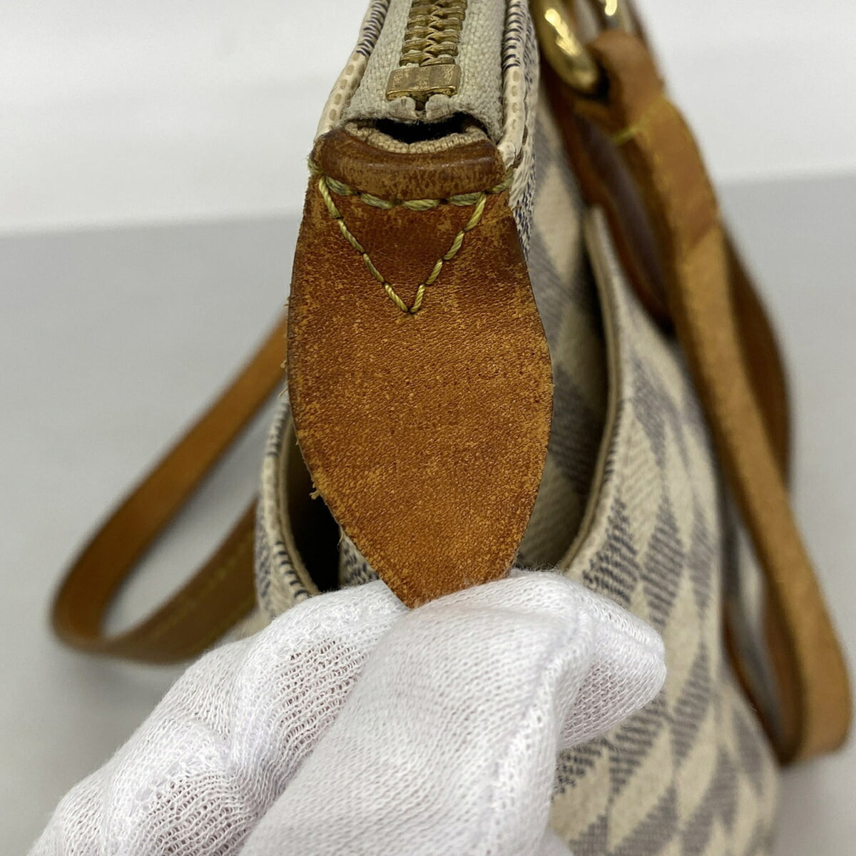 Louis Vuitton White Tote Bag (Pre-Owned)