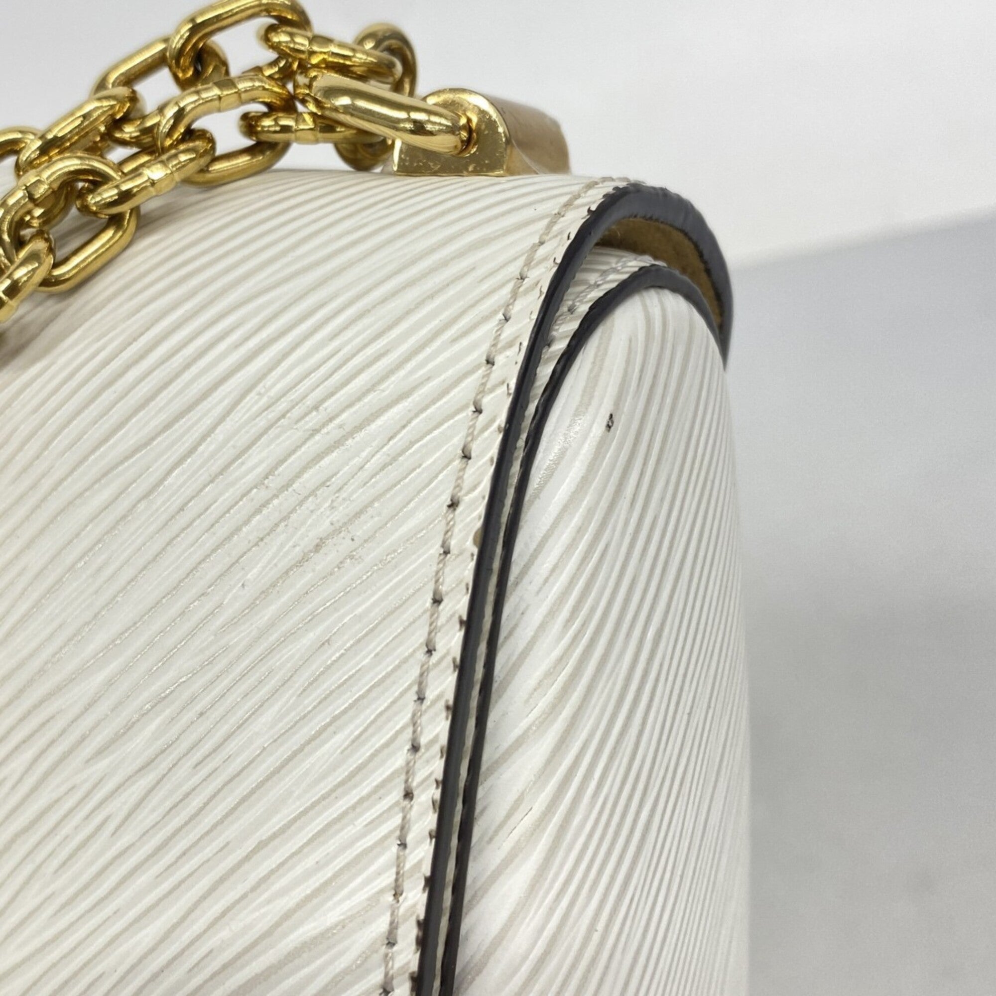 Louis Vuitton Blanc Shoulder Bag (Pre-Owned)