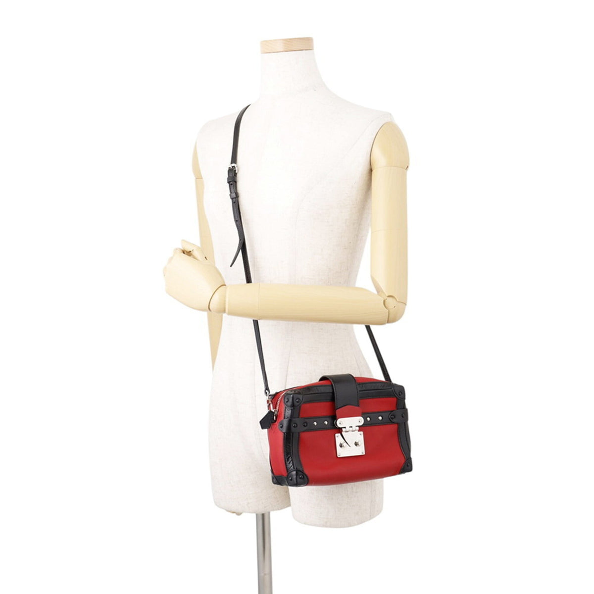 Louis Vuitton Noir Red Color Leather Shoulder Bag (Pre-Owned)
