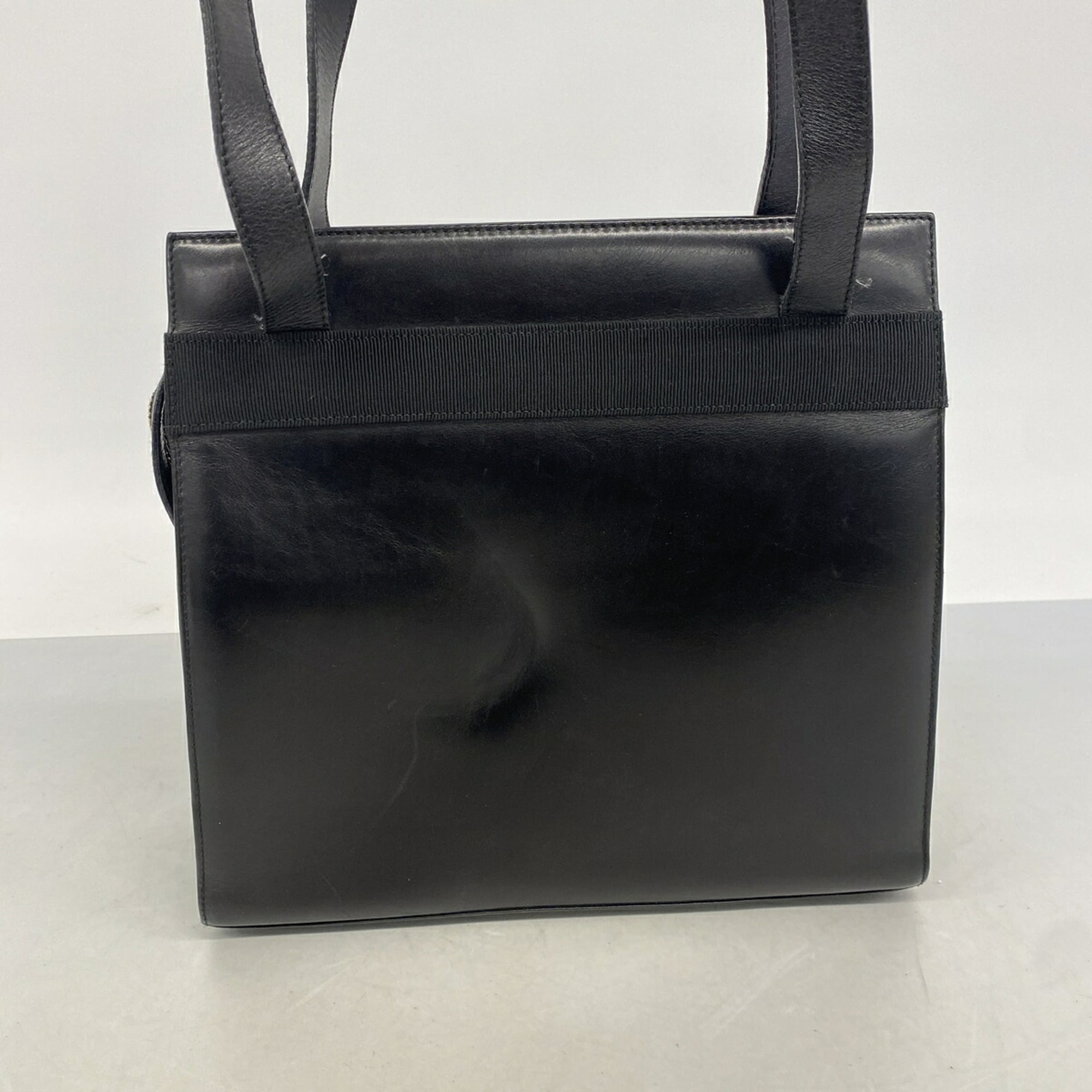 Salvatore Ferragamo Black Leather Shoulder Bag (Pre-Owned)