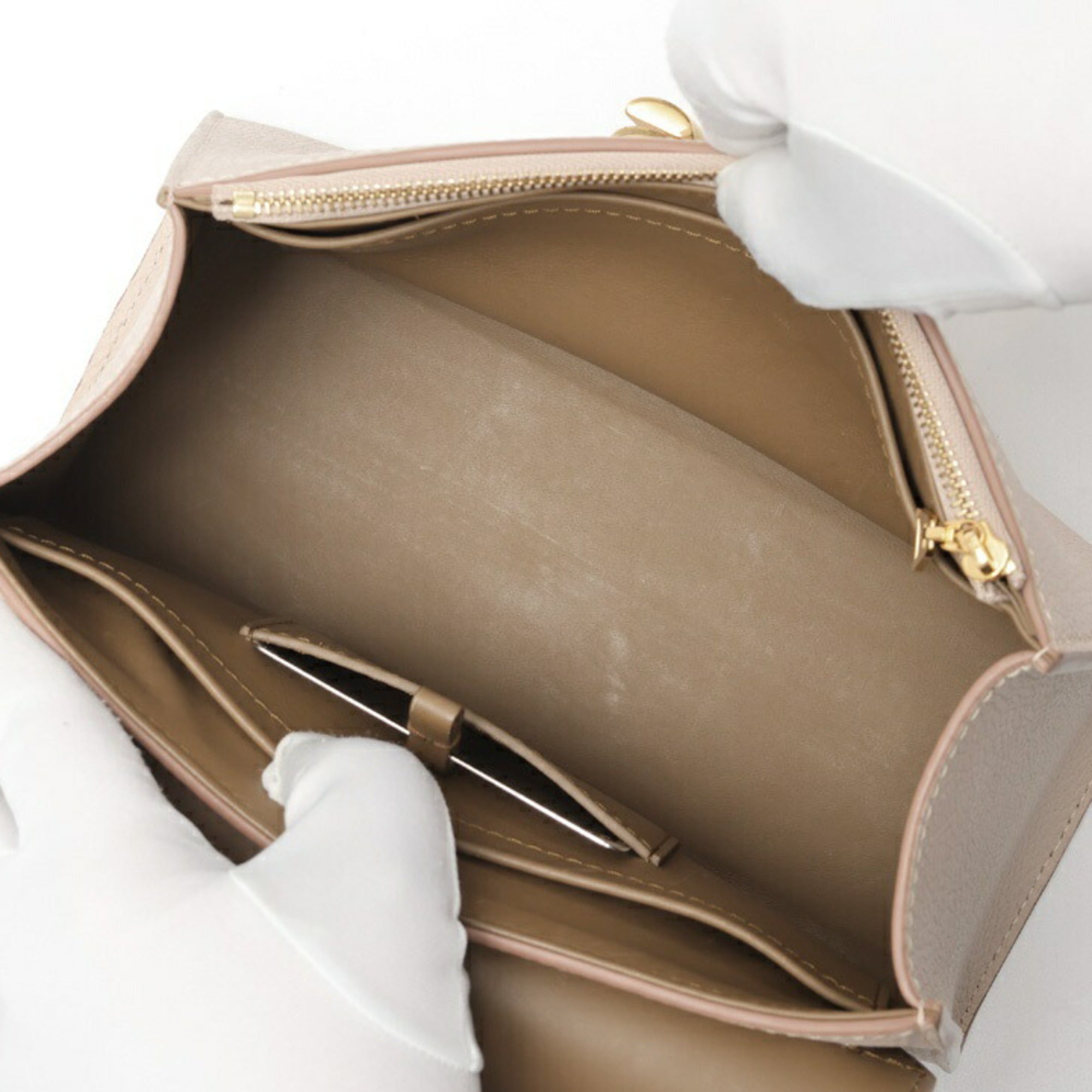 Louis Vuitton Grayish Leather Handbag (Pre-Owned)