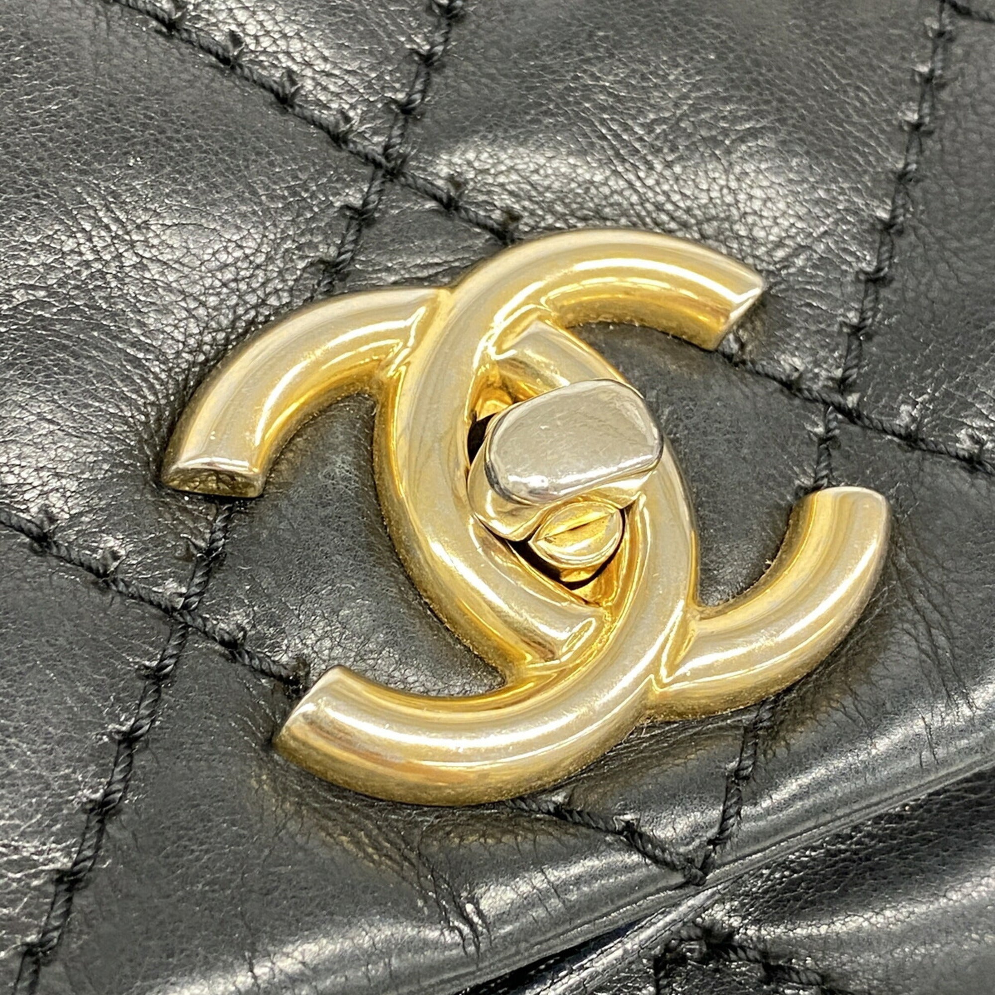 Chanel Black Leather Shoulder Bag (Pre-Owned)