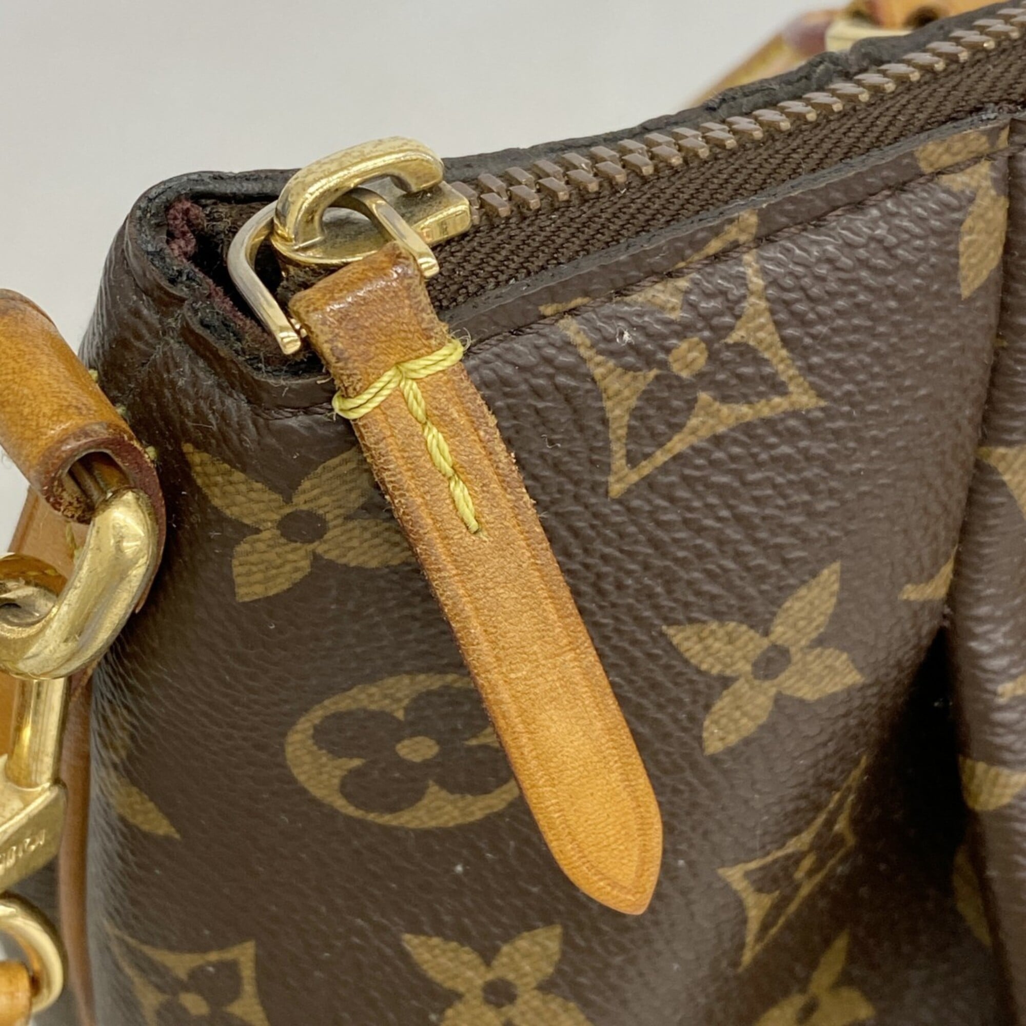 Louis Vuitton Brown Handbag (Pre-Owned)