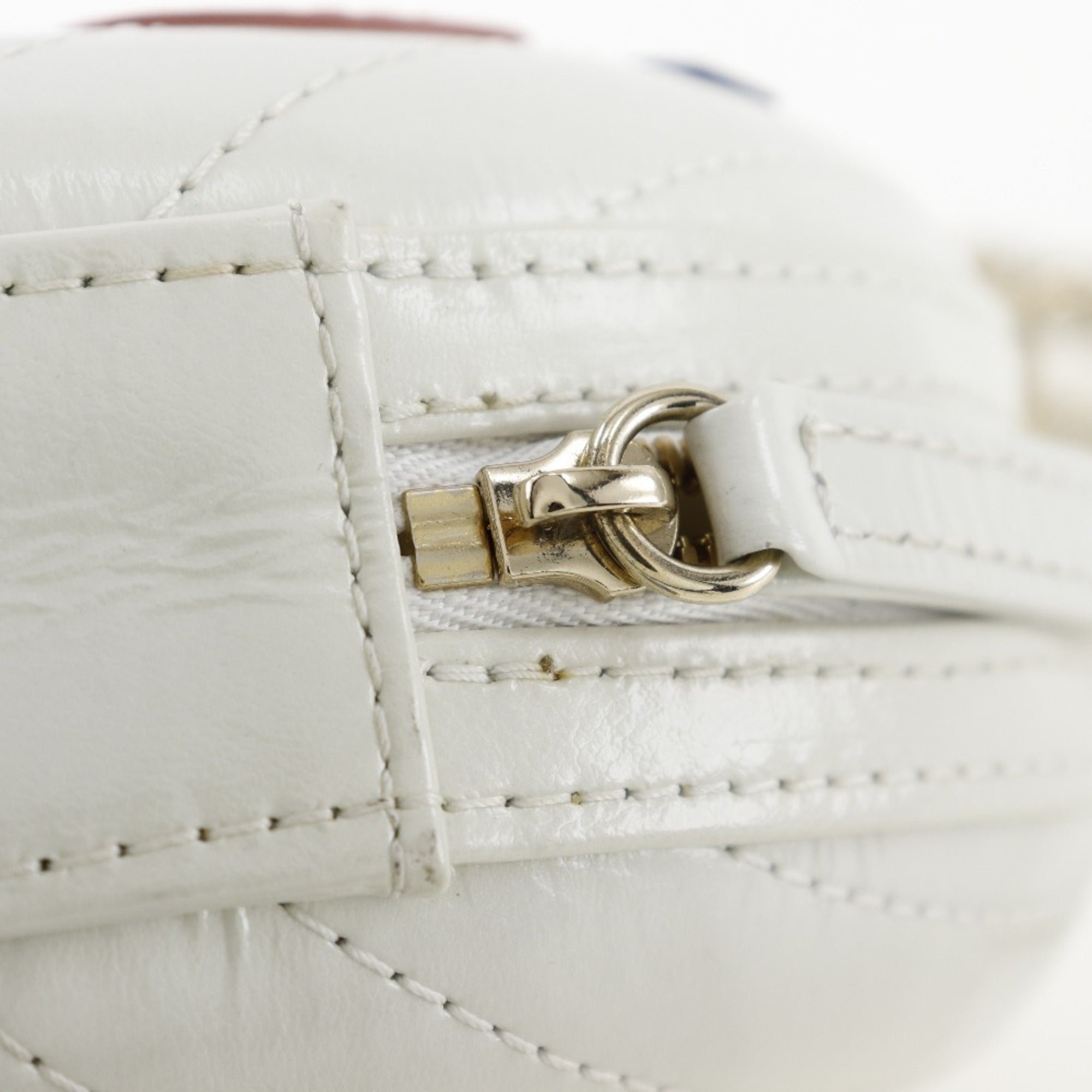 Chanel White Leather Shoulder Bag (Pre-Owned)